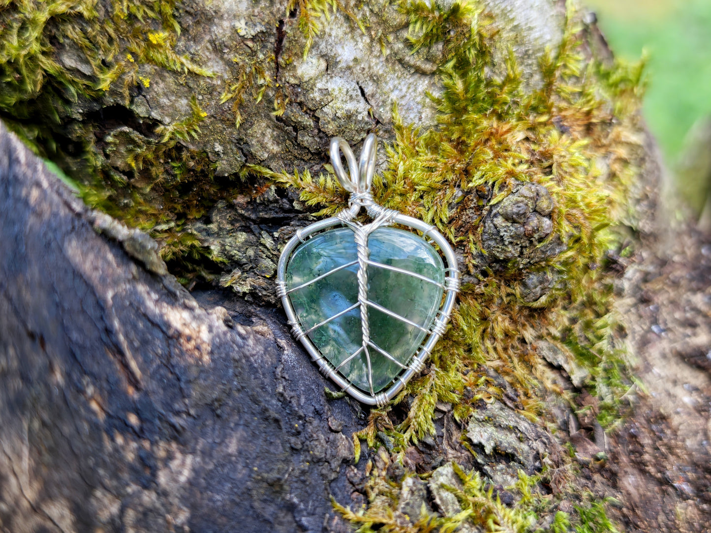 Leaf pendant with a moss agate gemstone