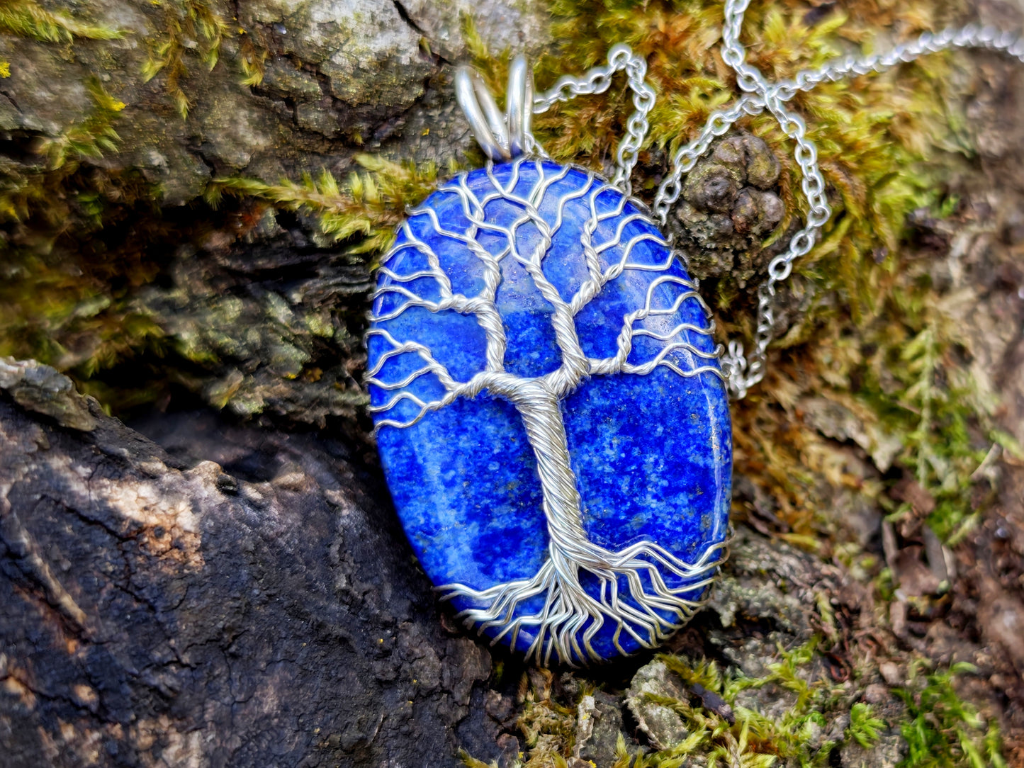 Tree pendant with a lapis lazuli gemstone