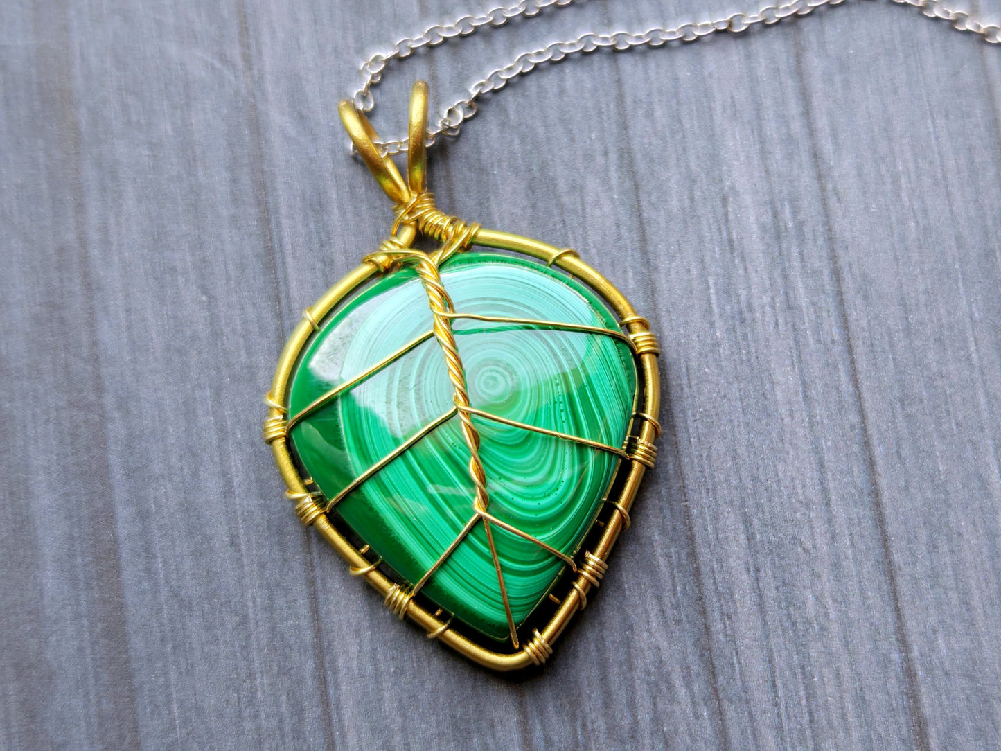 Leaf pendant with a malachite gemstone