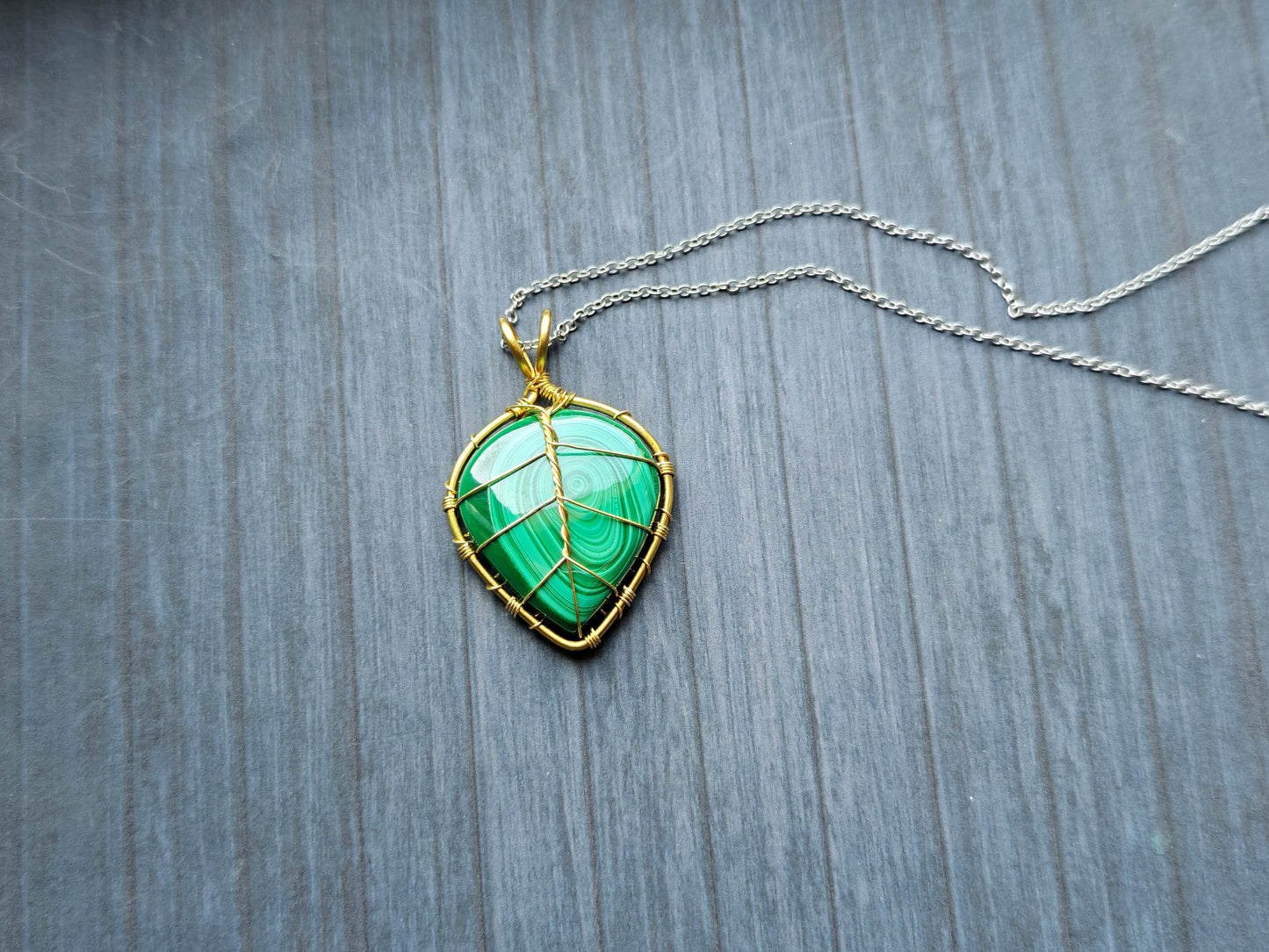 Leaf pendant with a malachite gemstone