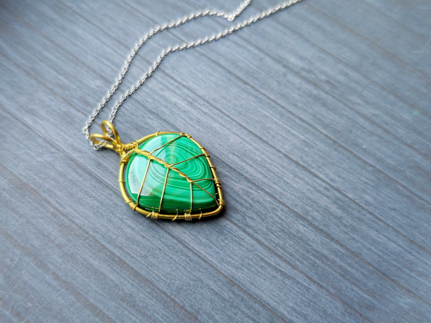 Leaf pendant with a malachite gemstone