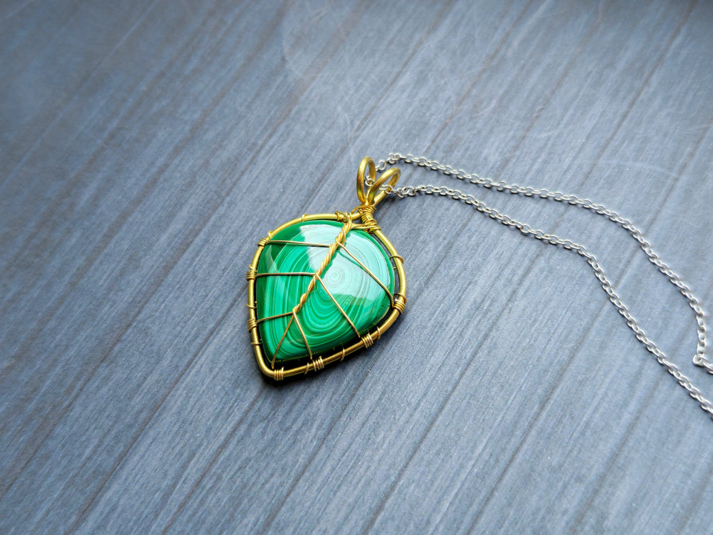 Leaf pendant with a malachite gemstone