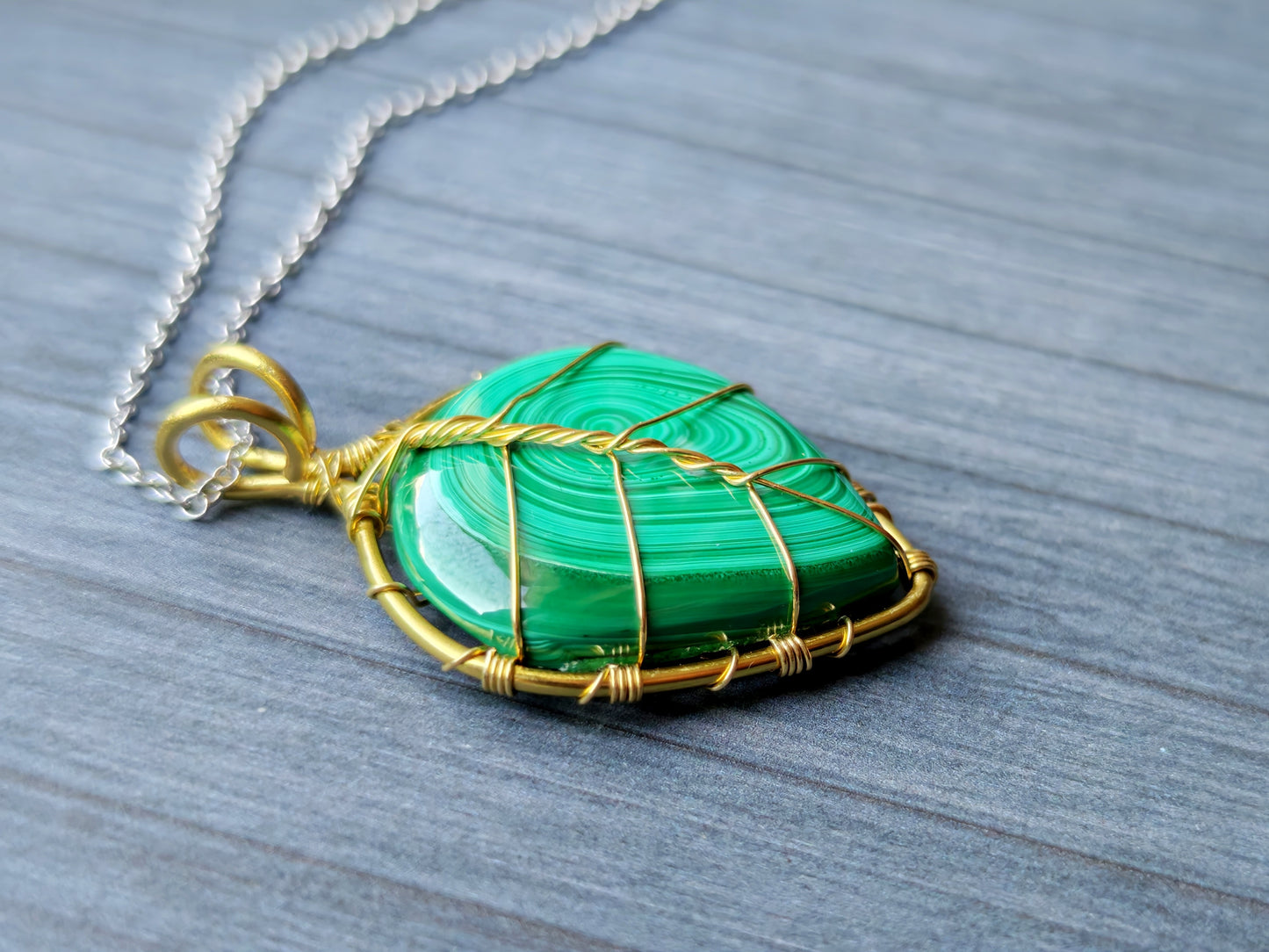 Leaf pendant with a malachite gemstone