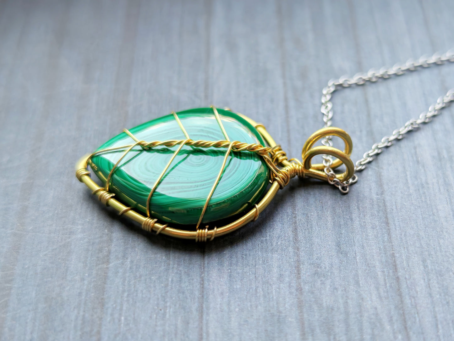 Leaf pendant with a malachite gemstone