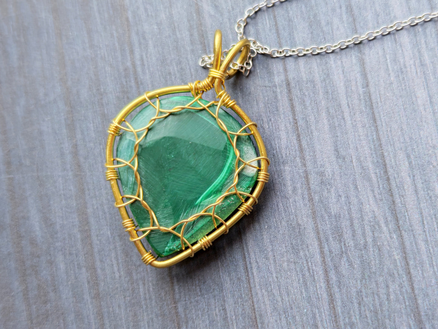 Leaf pendant with a malachite gemstone