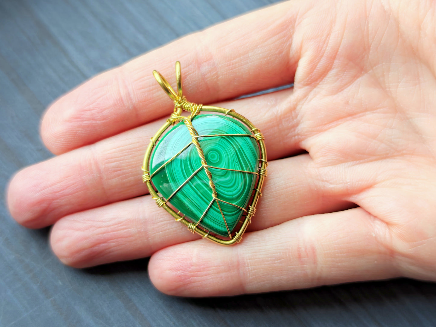 Leaf pendant with a malachite gemstone