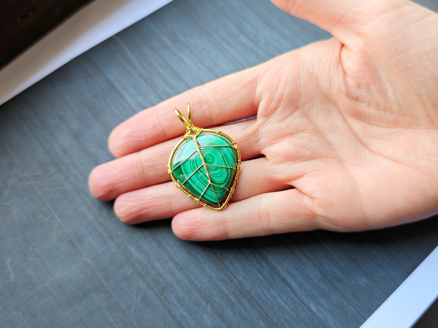 Leaf pendant with a malachite gemstone