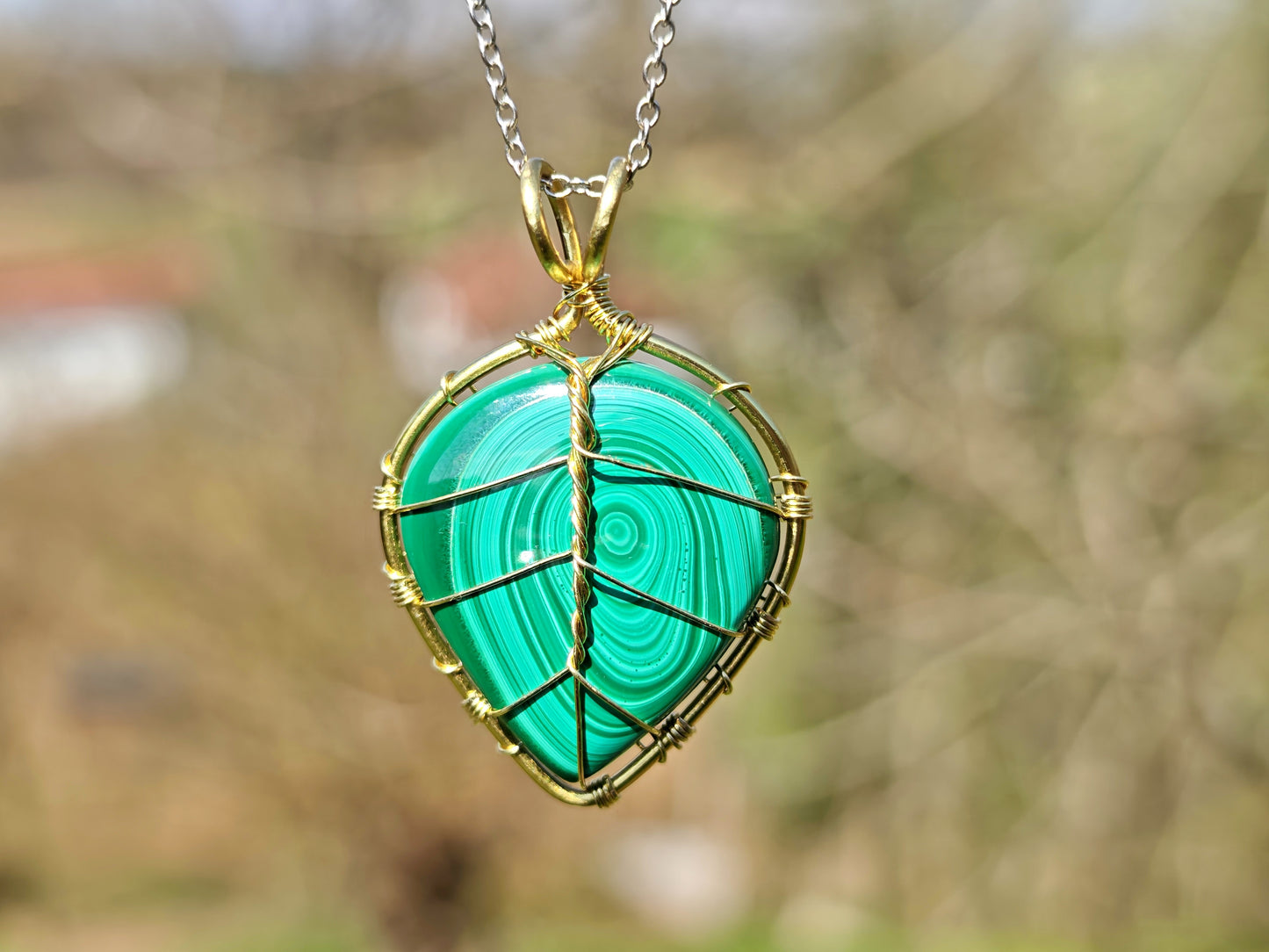 Leaf pendant with a malachite gemstone