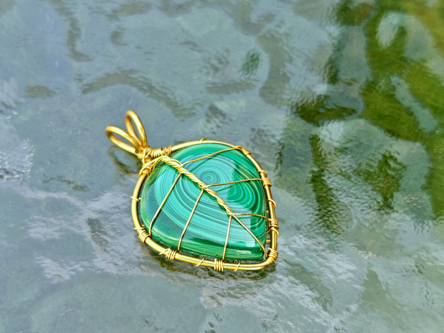 Leaf pendant with a malachite gemstone