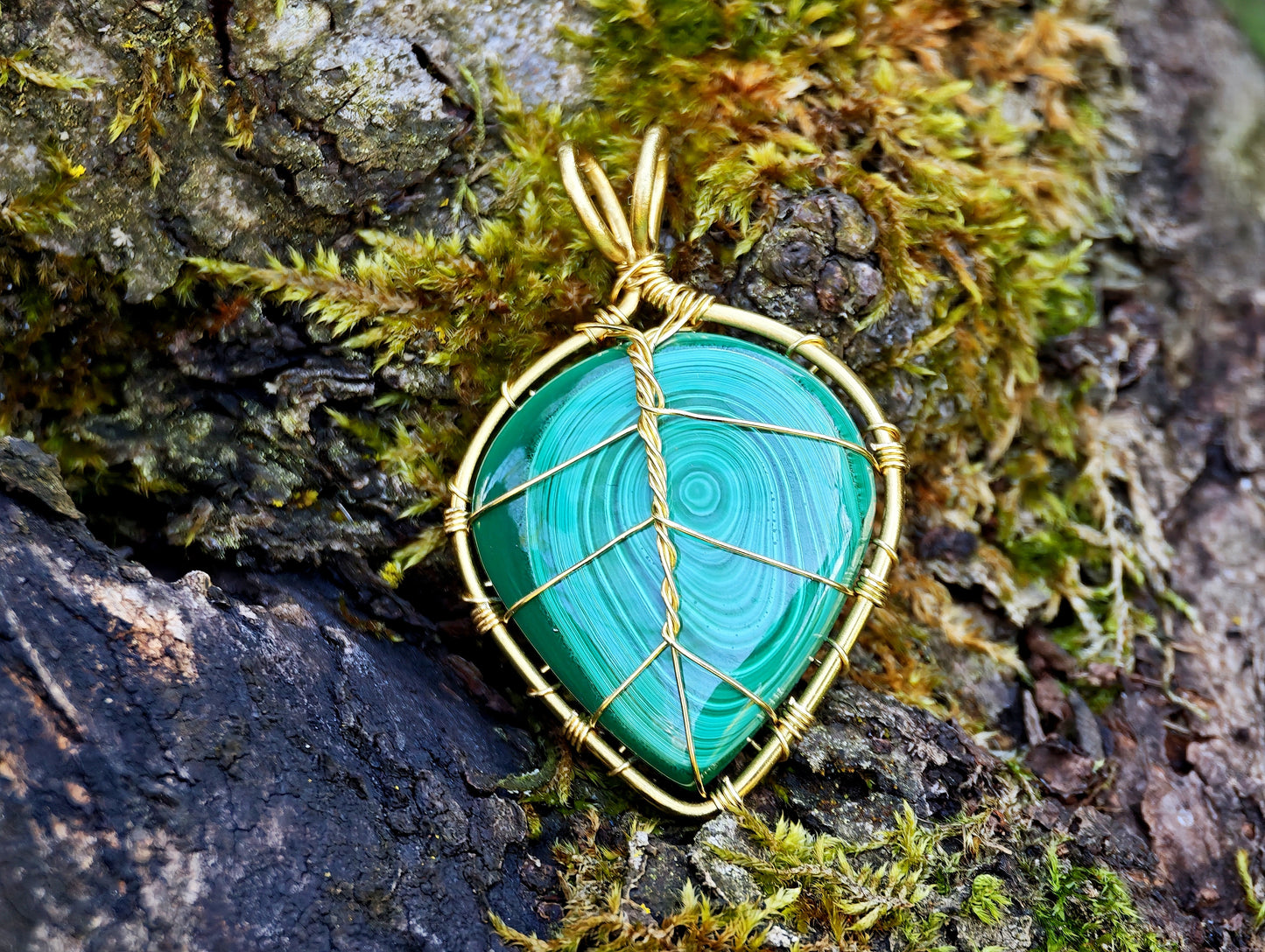 Leaf pendant with a malachite gemstone