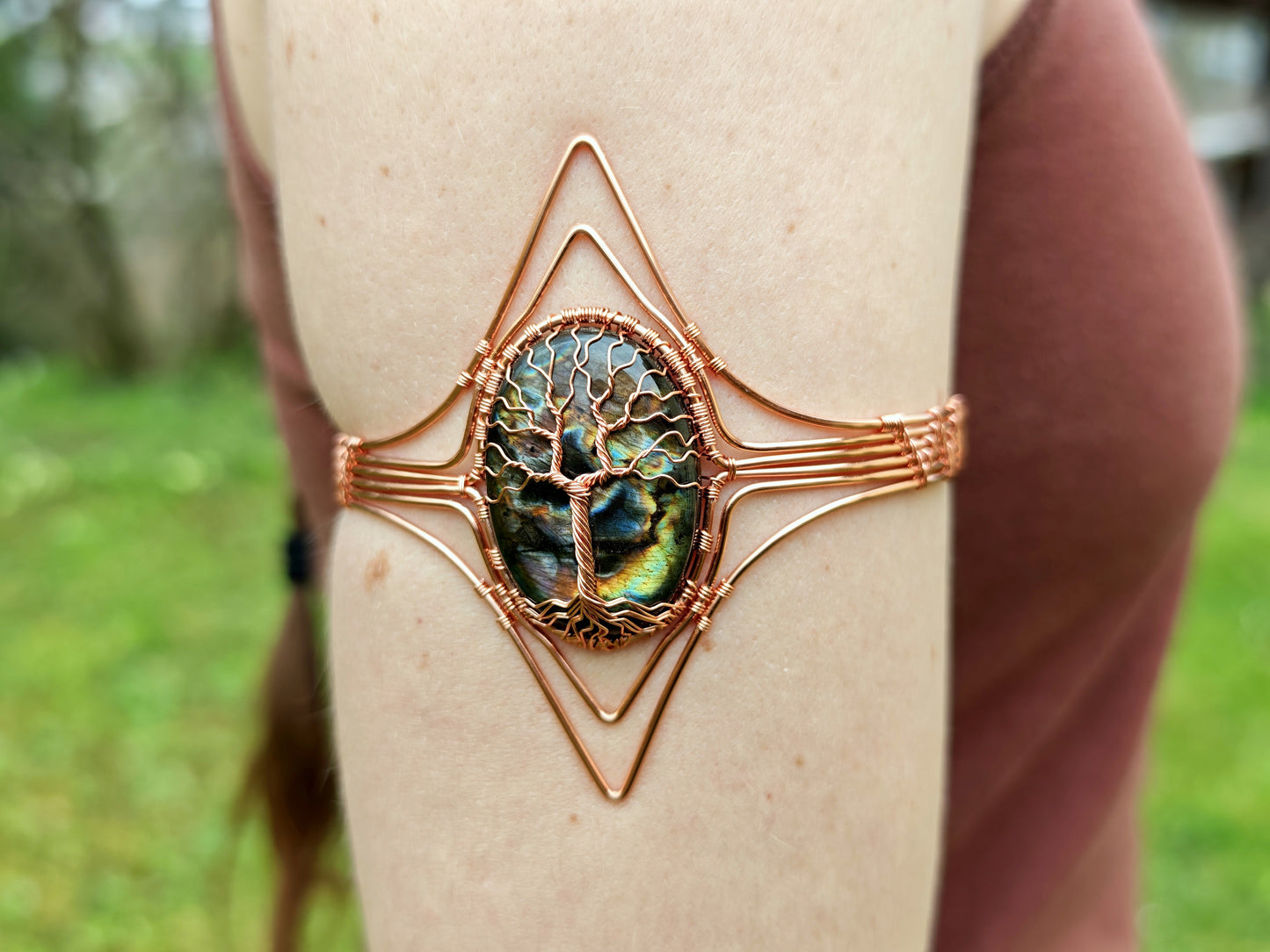 Tree arm ring with a labradorite gemstone