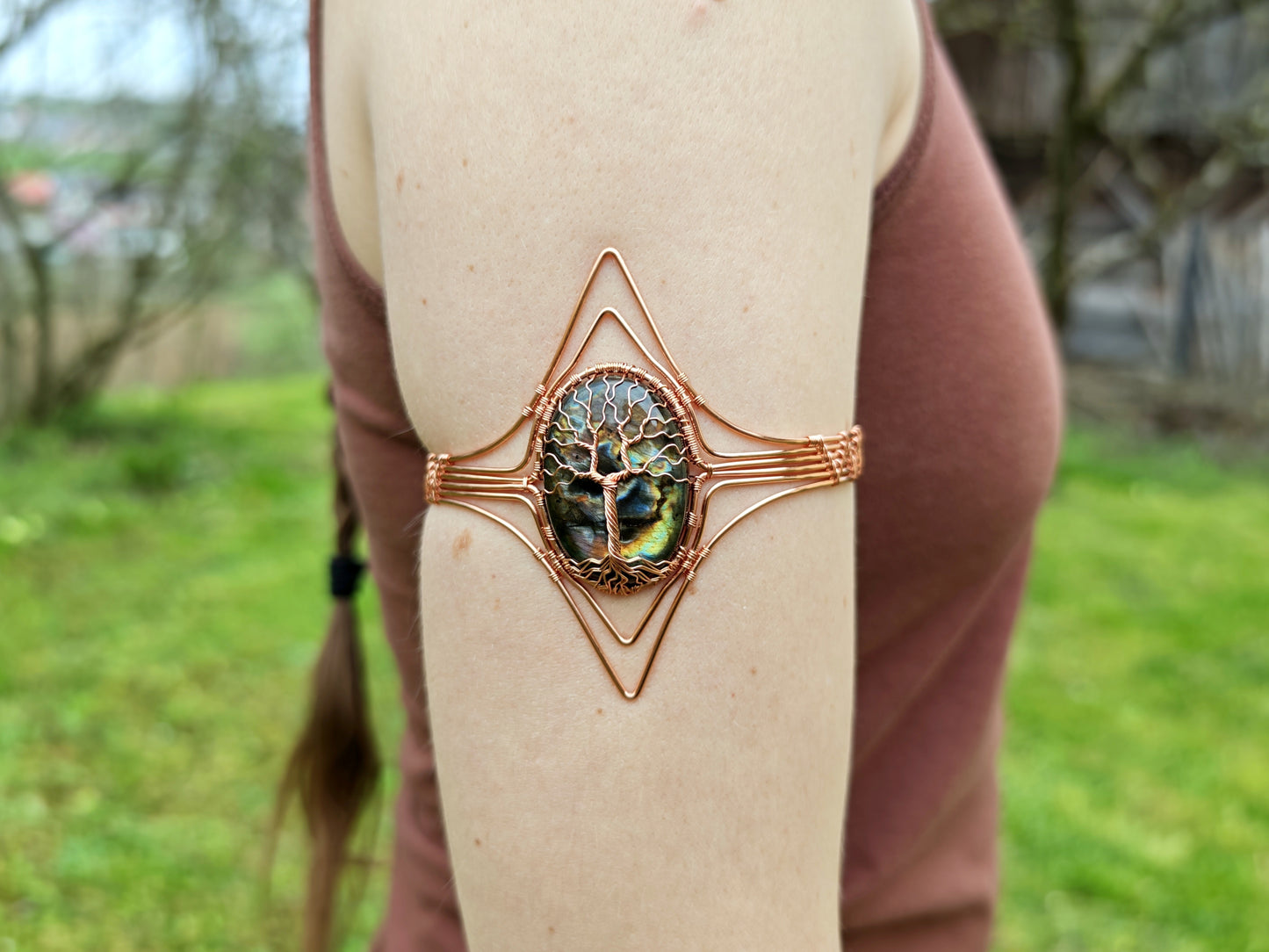 Tree arm ring with a labradorite gemstone