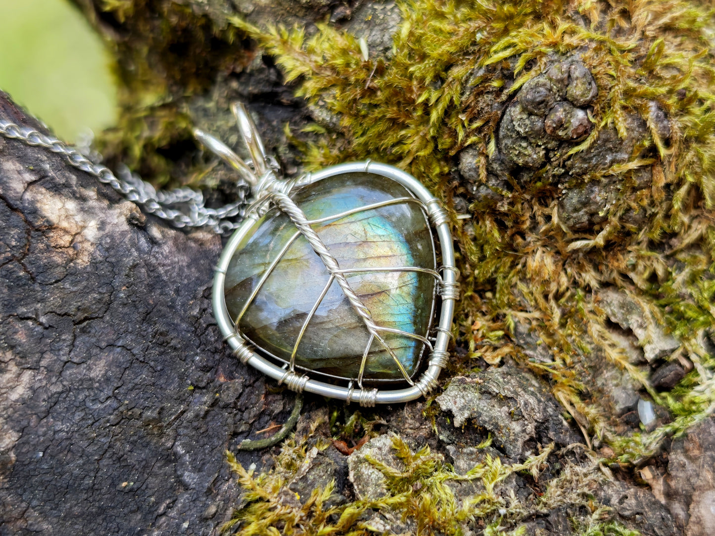 Leaf pendant with a labradorite gemstone