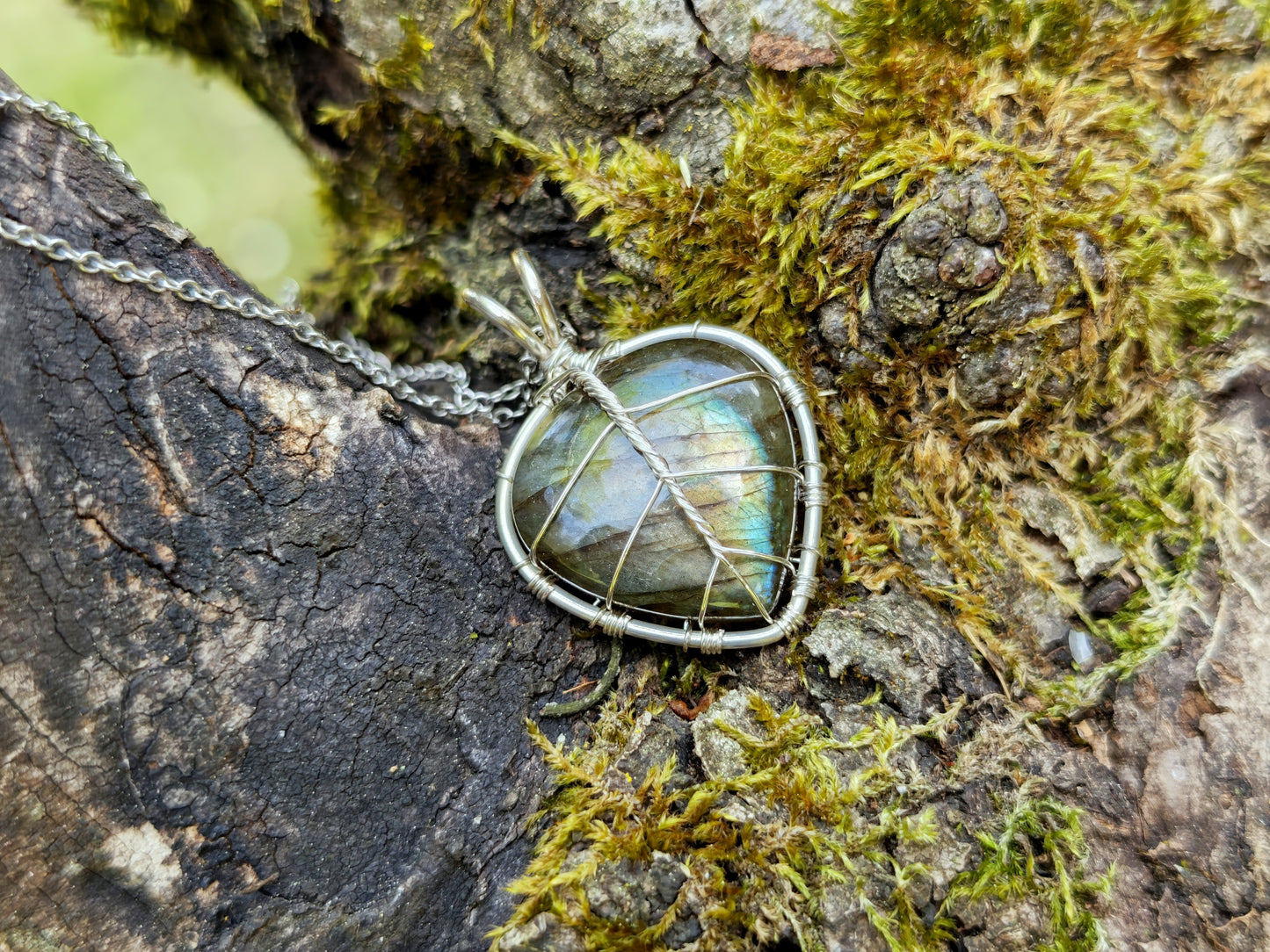 Leaf pendant with a labradorite gemstone