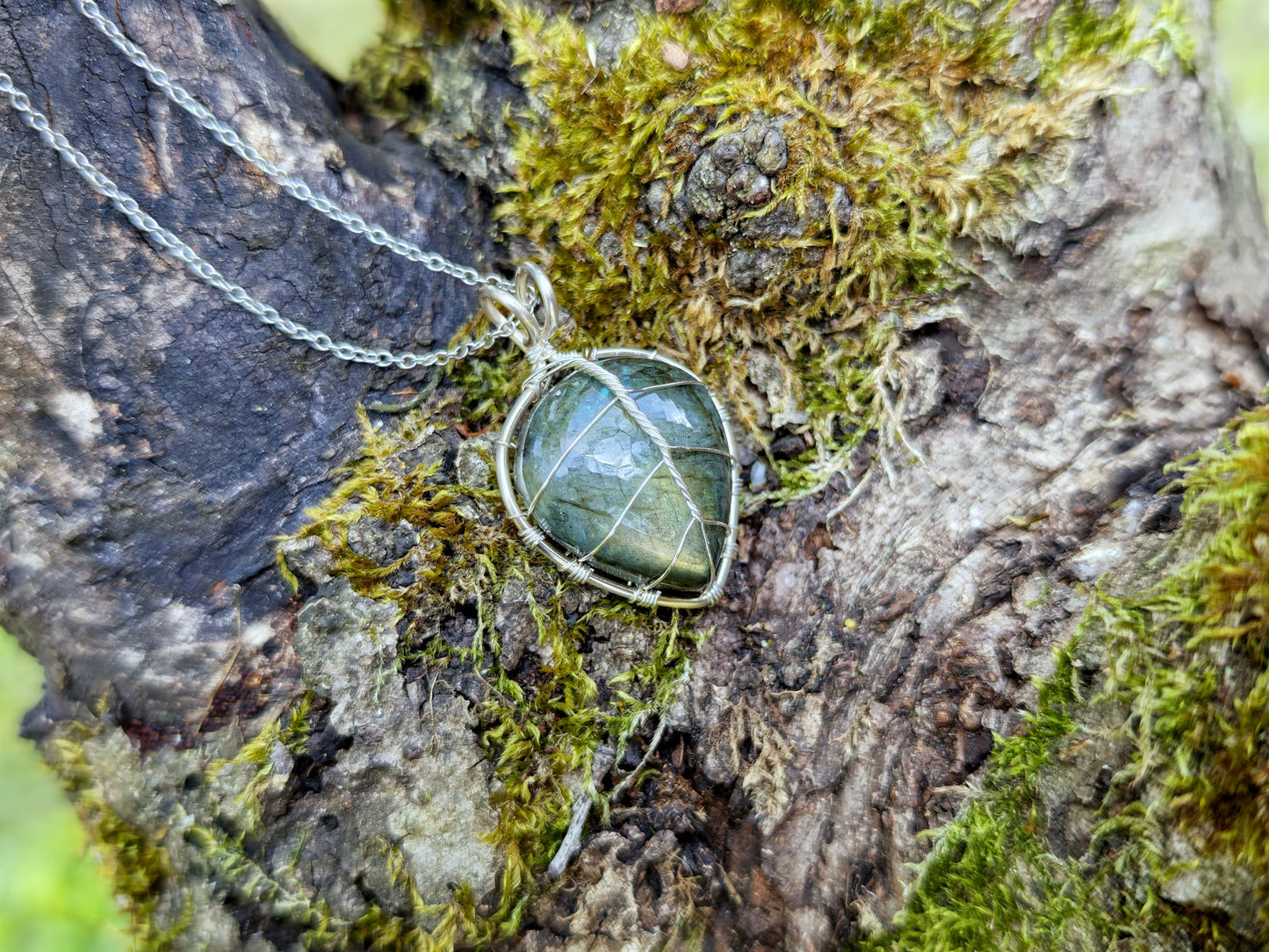 Leaf pendant with a labradorite gemstone