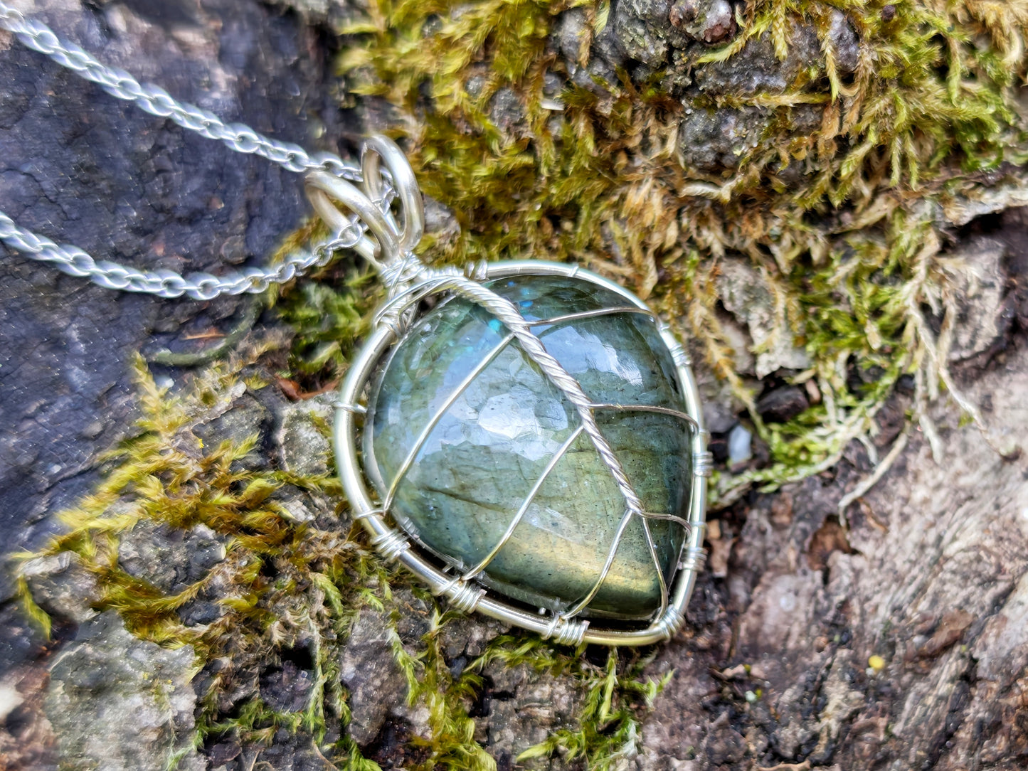 Leaf pendant with a labradorite gemstone