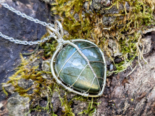 Leaf pendant with a labradorite gemstone
