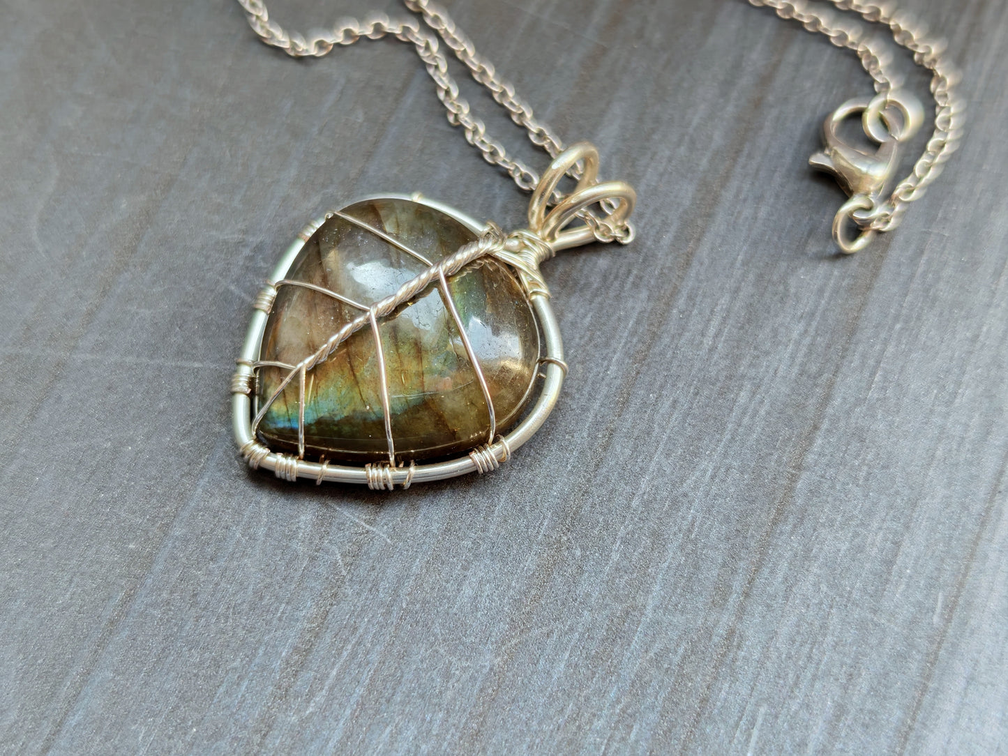 Leaf pendant with a labradorite gemstone