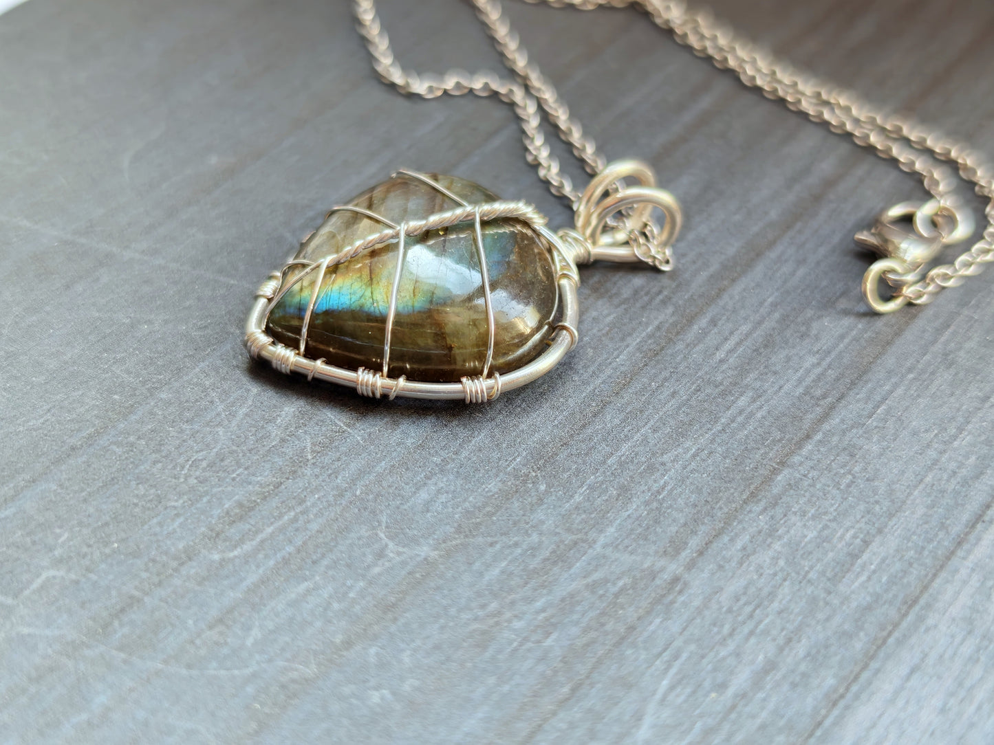 Leaf pendant with a labradorite gemstone