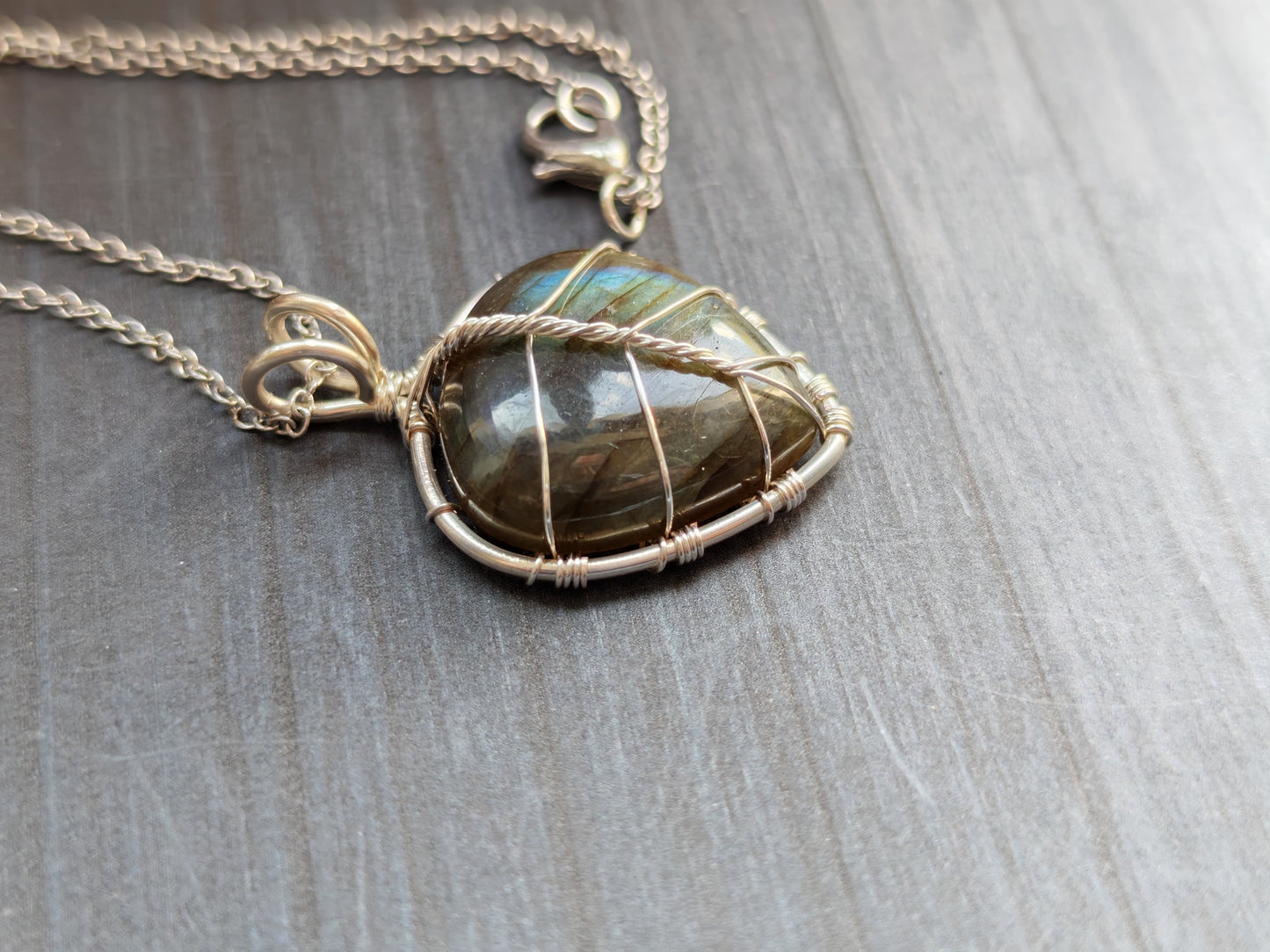 Leaf pendant with a labradorite gemstone