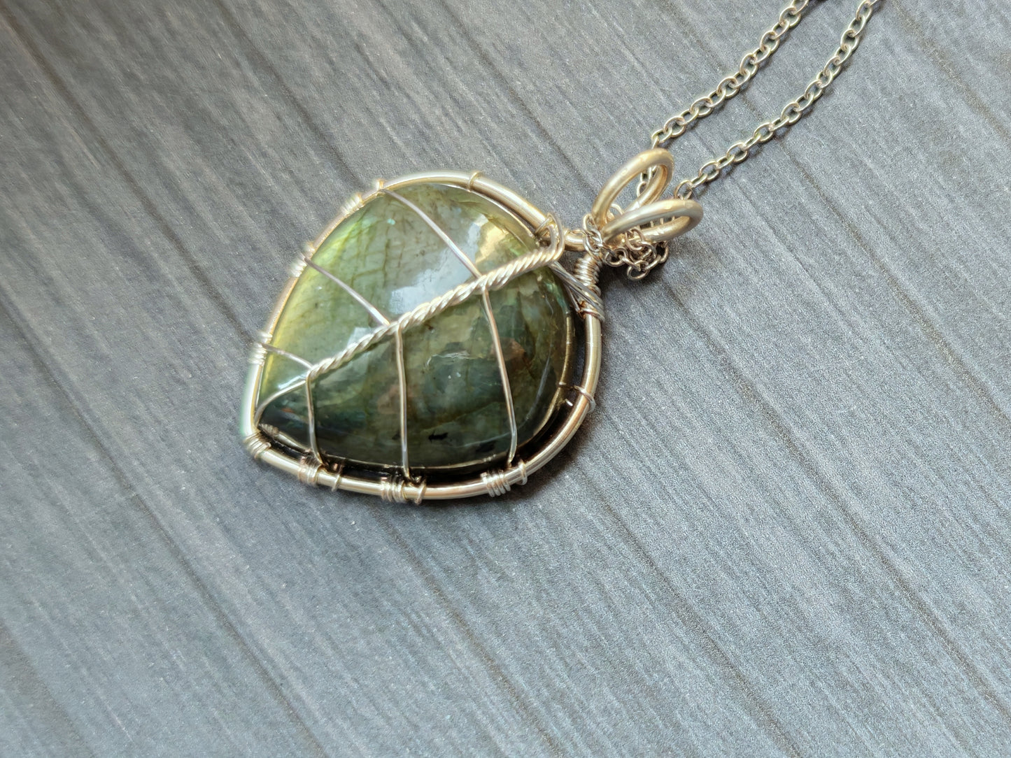 Leaf pendant with a labradorite gemstone