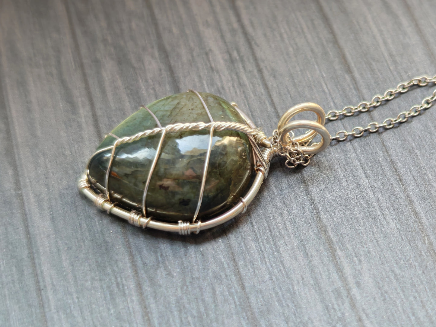 Leaf pendant with a labradorite gemstone