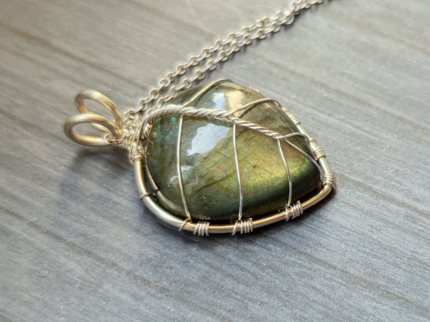 Leaf pendant with a labradorite gemstone