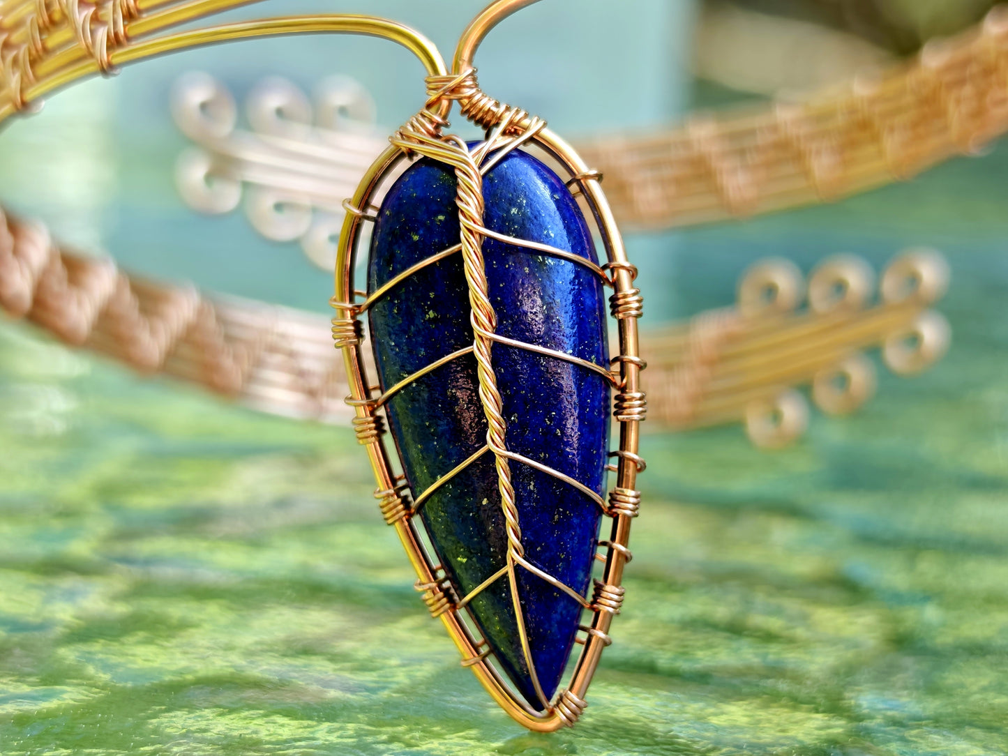 Leaf armband with lapis lazuli gemstones