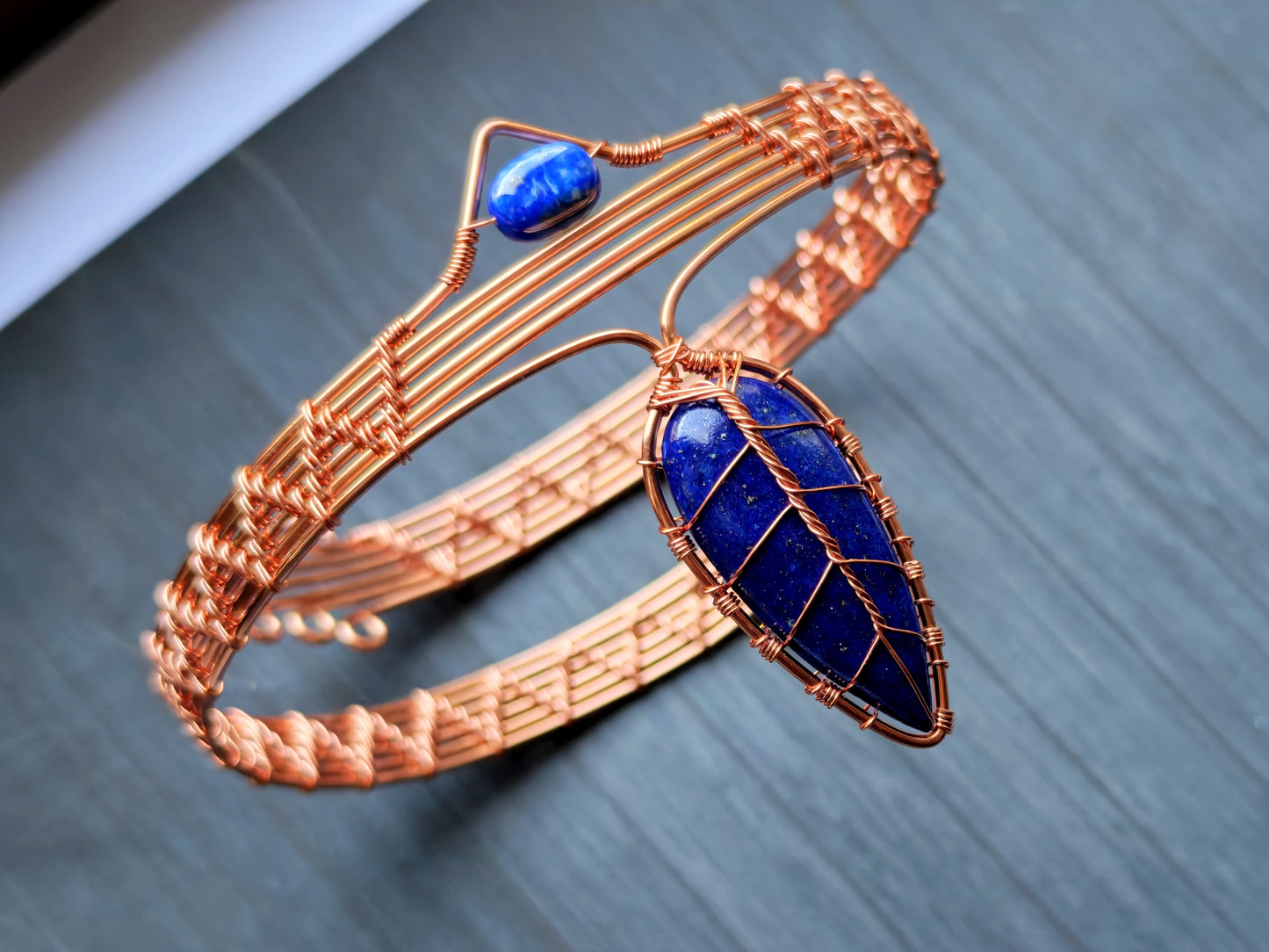 Leaf armband with lapis lazuli gemstones