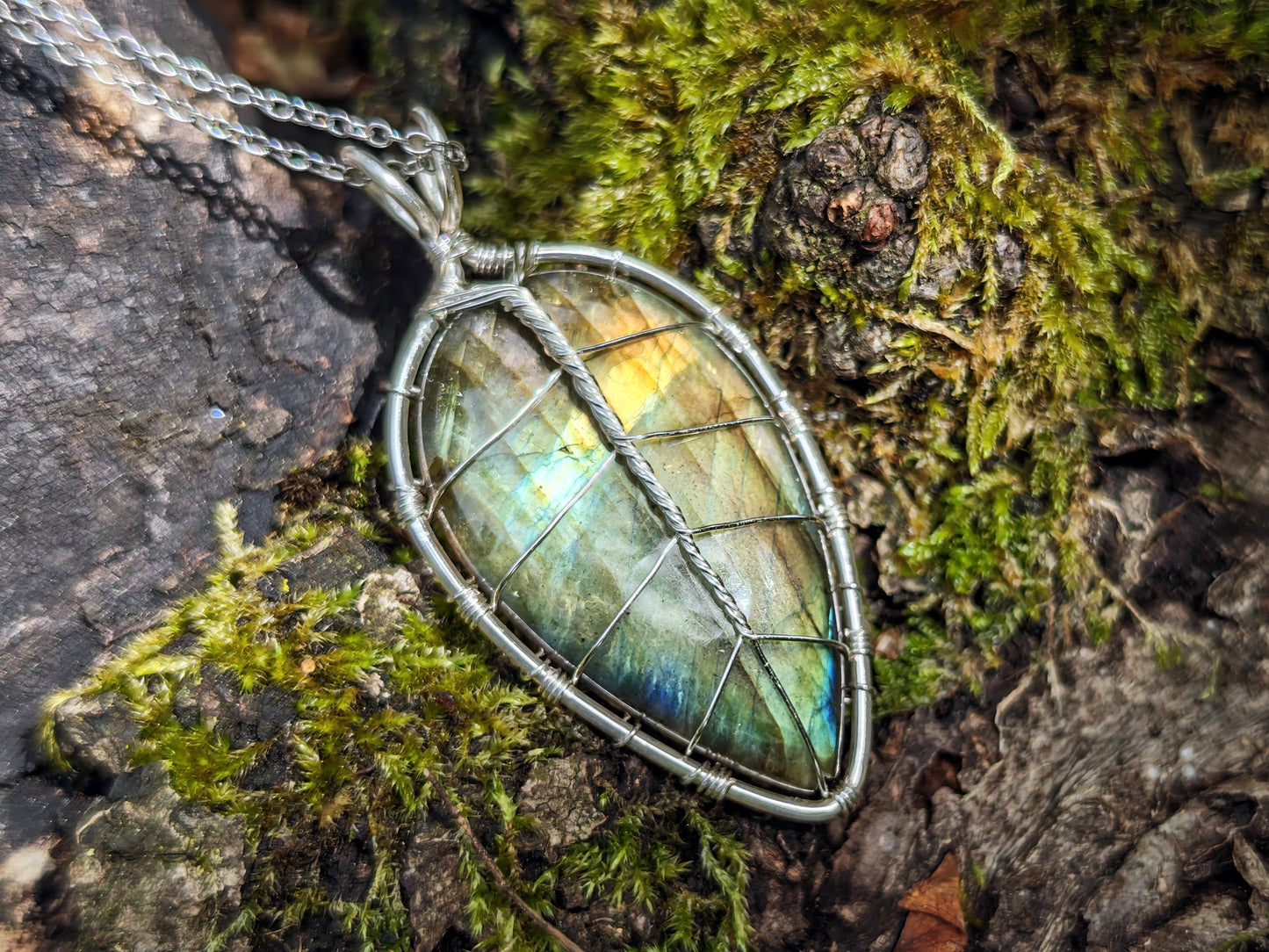 Leaf pendant with a labradorite gemstone