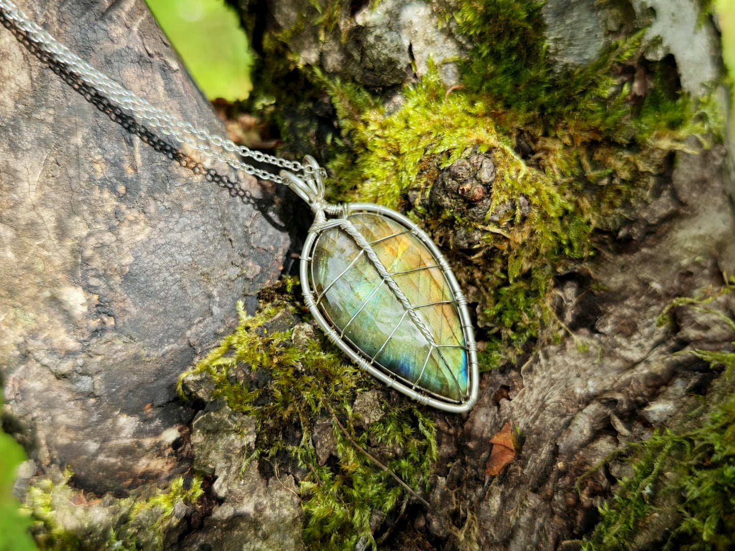 Leaf pendant with a labradorite gemstone