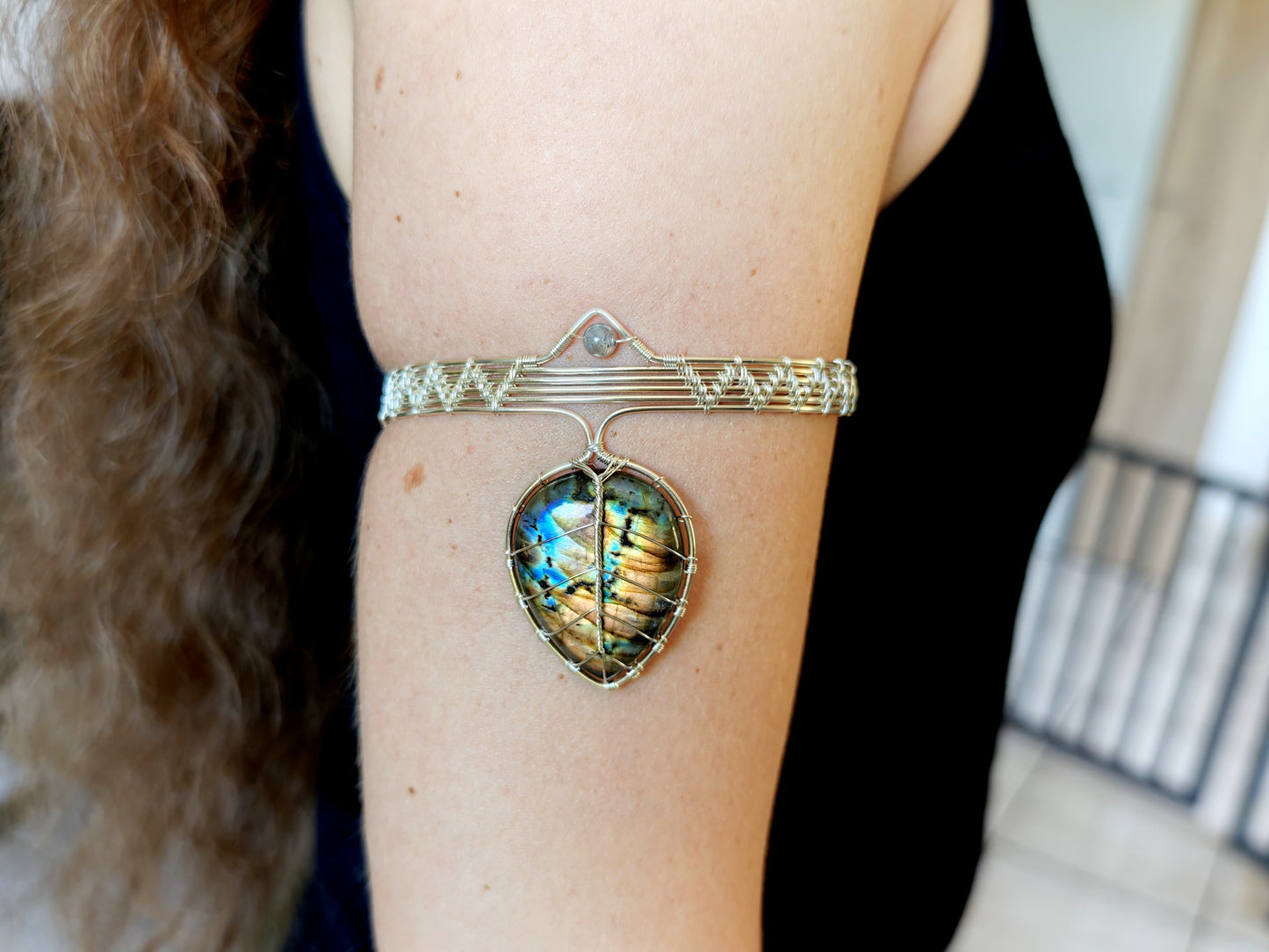 Leaf arm ring with a labradorite gemstone