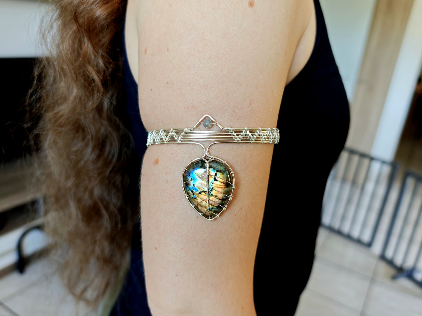 Leaf arm ring with a labradorite gemstone