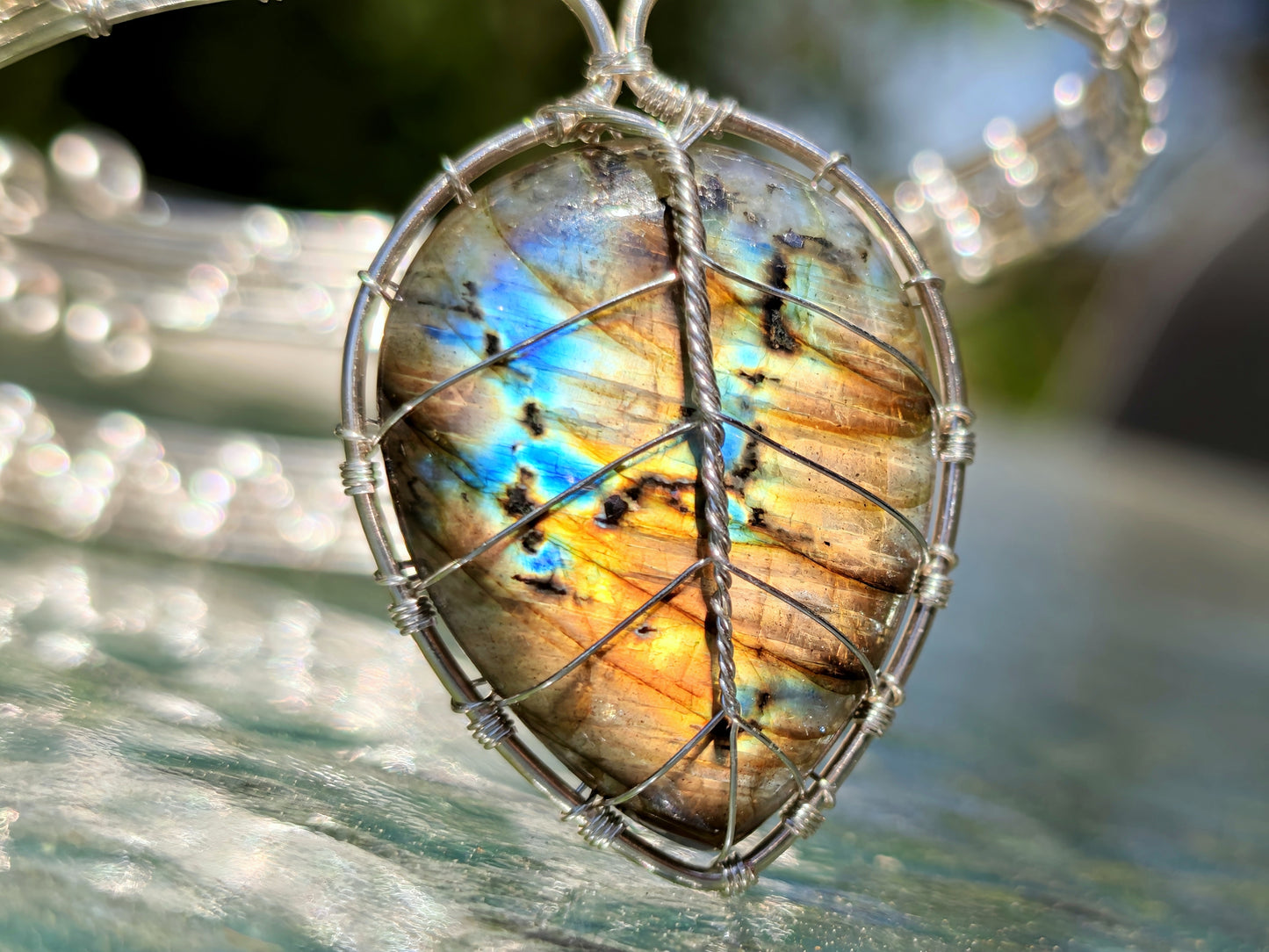 Leaf arm ring with a labradorite gemstone