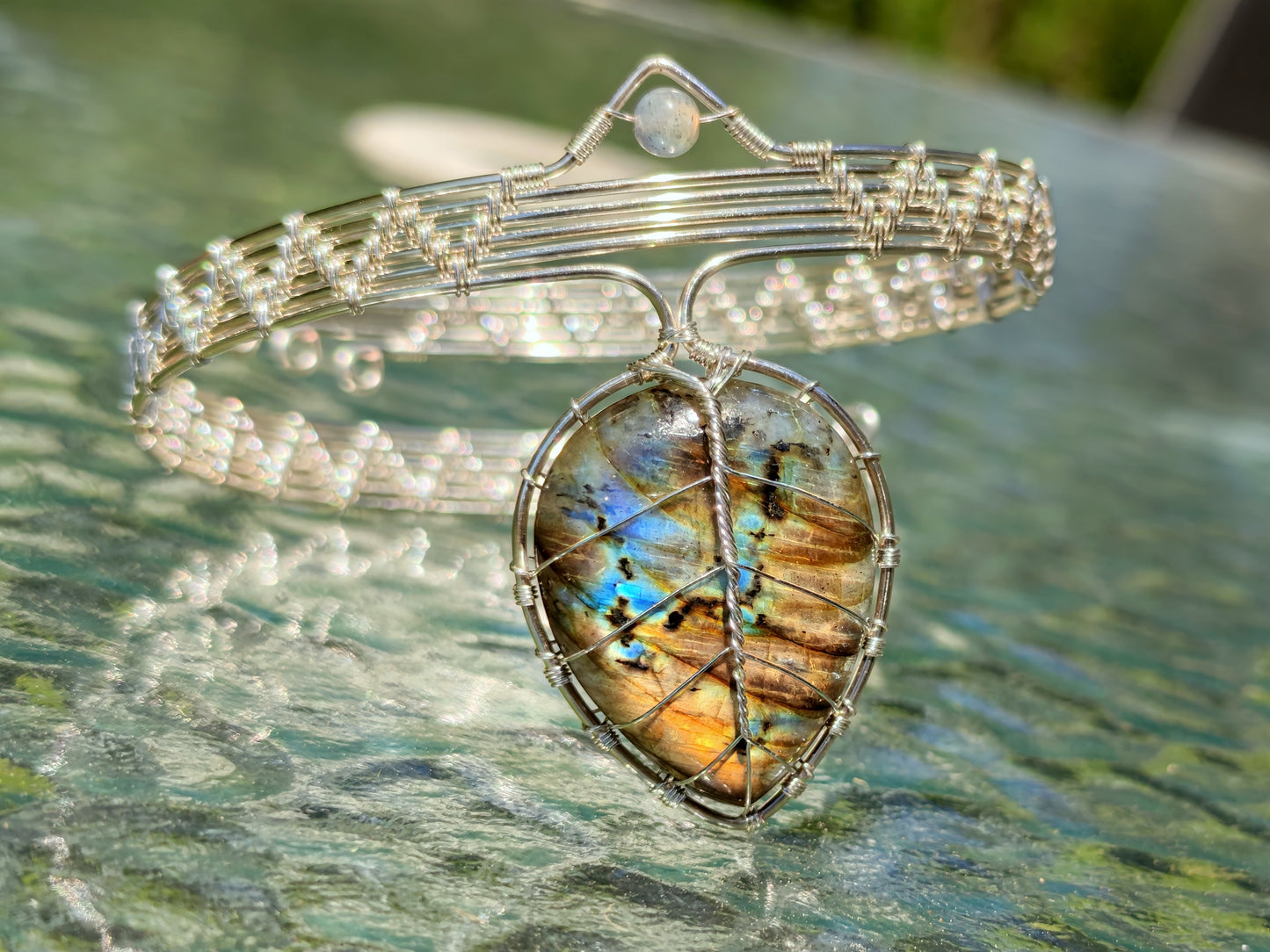 Leaf arm ring with a labradorite gemstone
