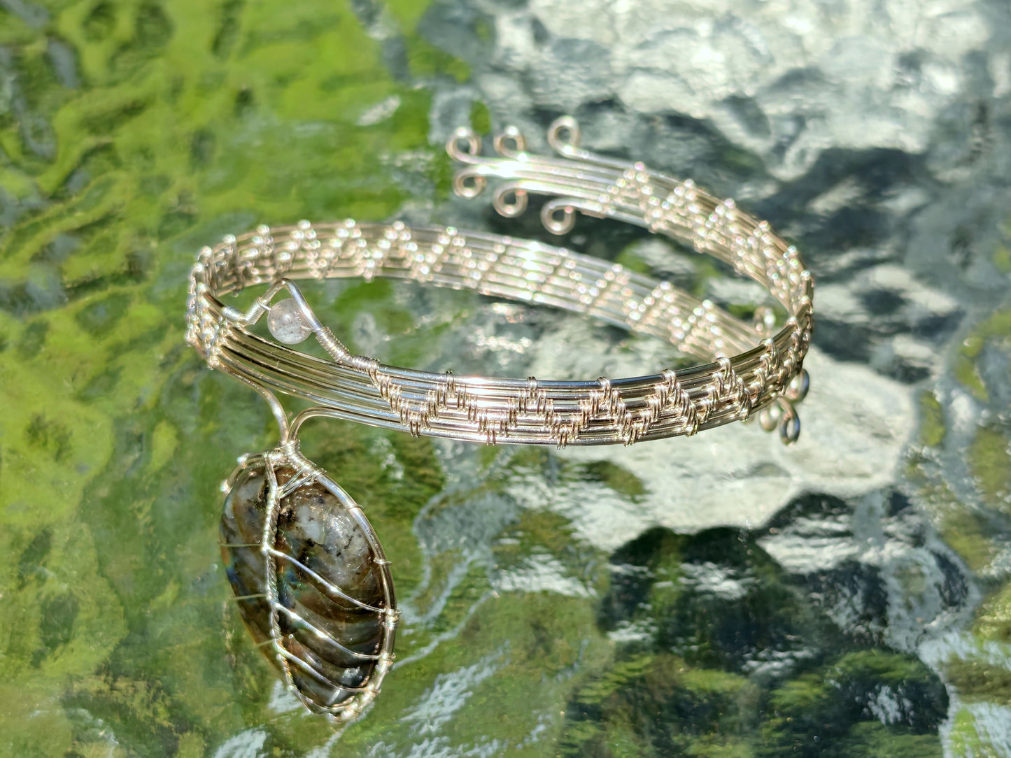 Leaf arm ring with a labradorite gemstone
