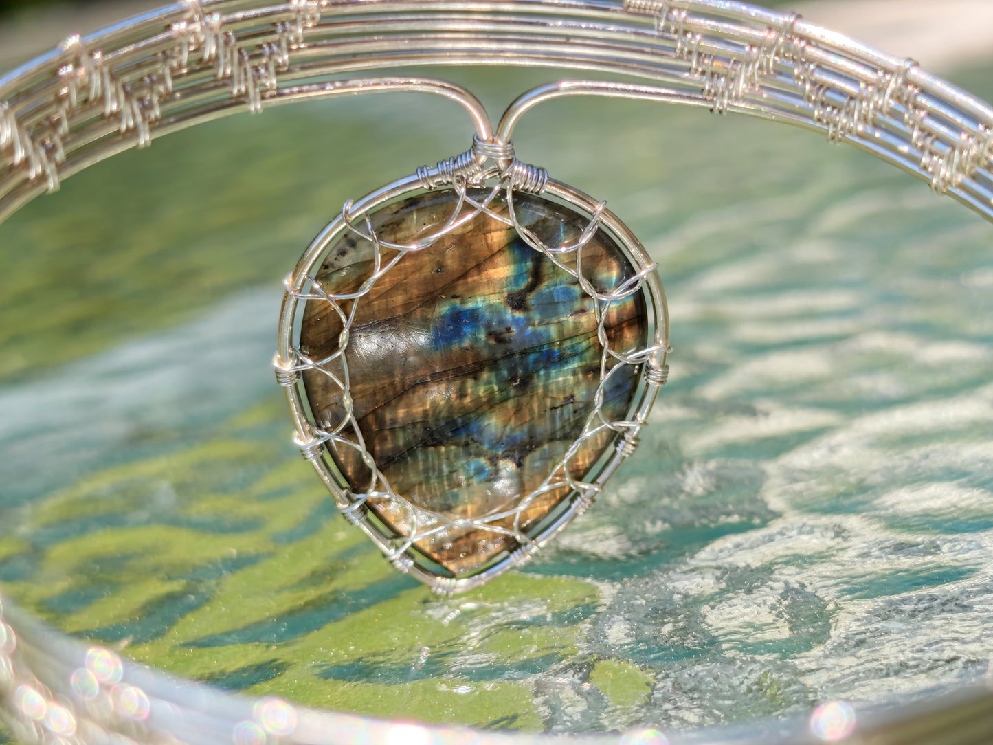 Leaf arm ring with a labradorite gemstone