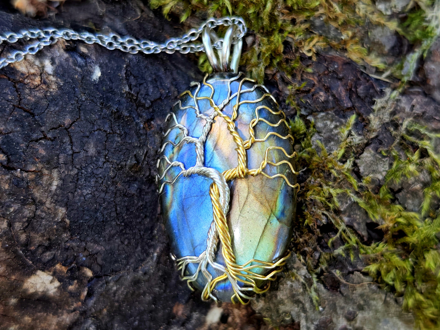 Fantasy inspired pendant: The Two Trees