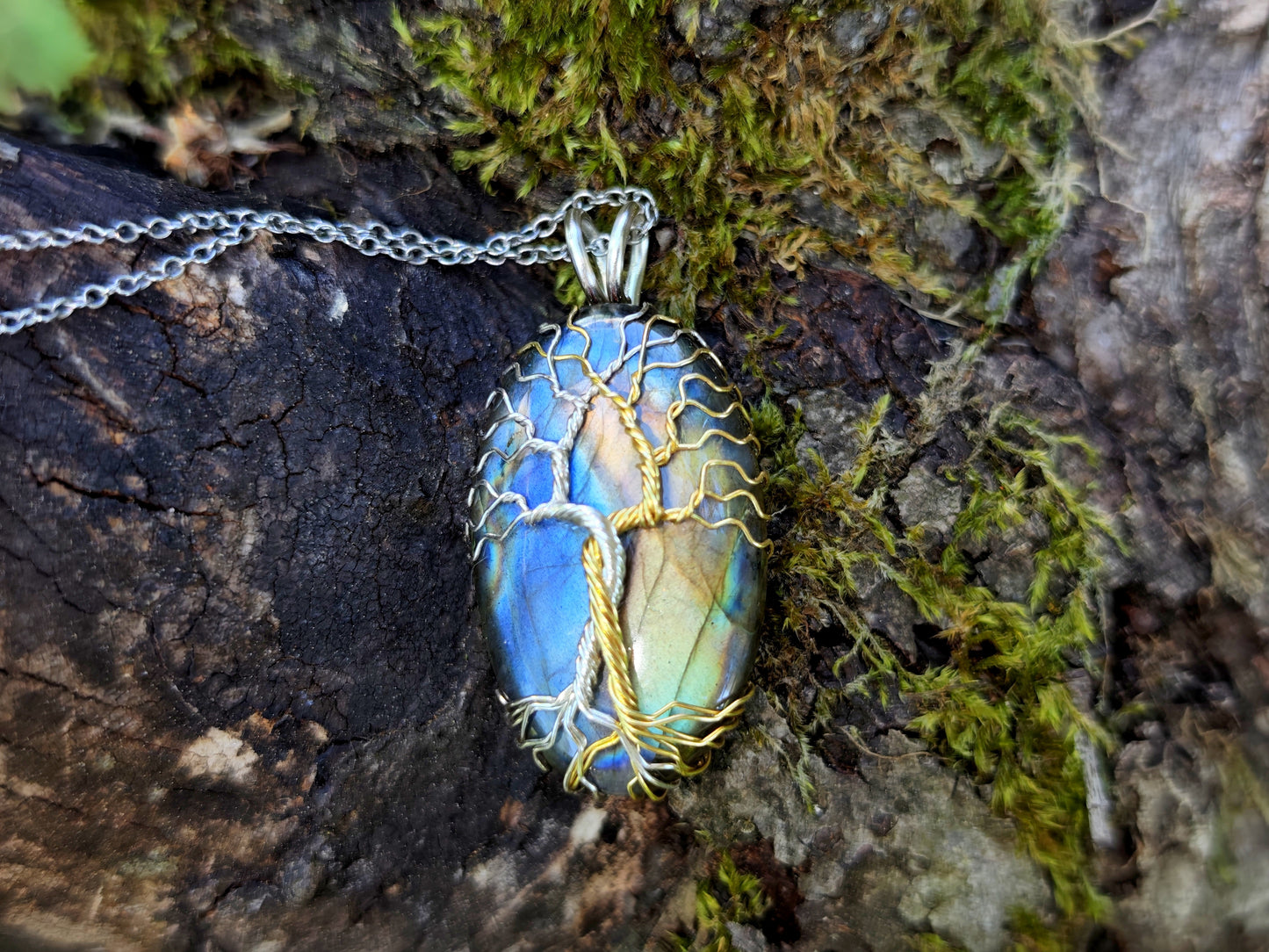 Fantasy inspired pendant: The Two Trees