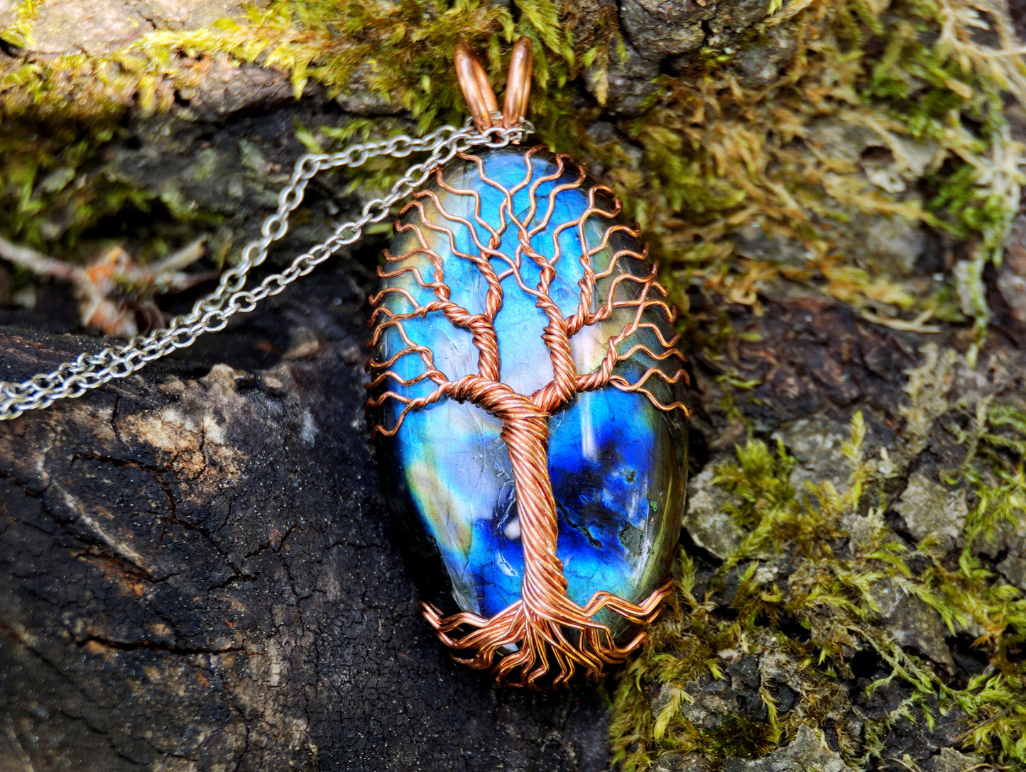 Tree pendant with a labradorite gemstone
