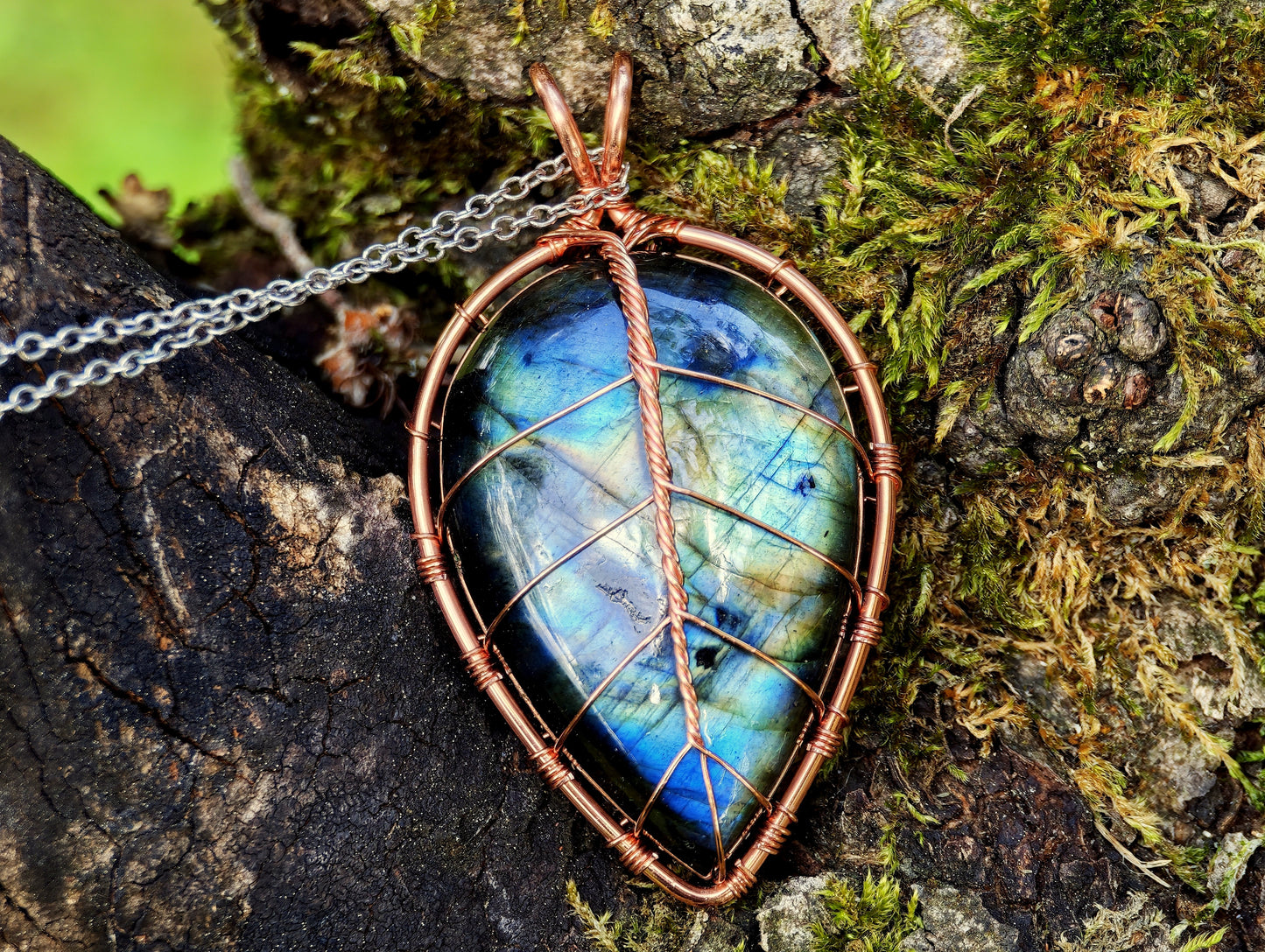 Leaf pendant with a labradorite gemstone