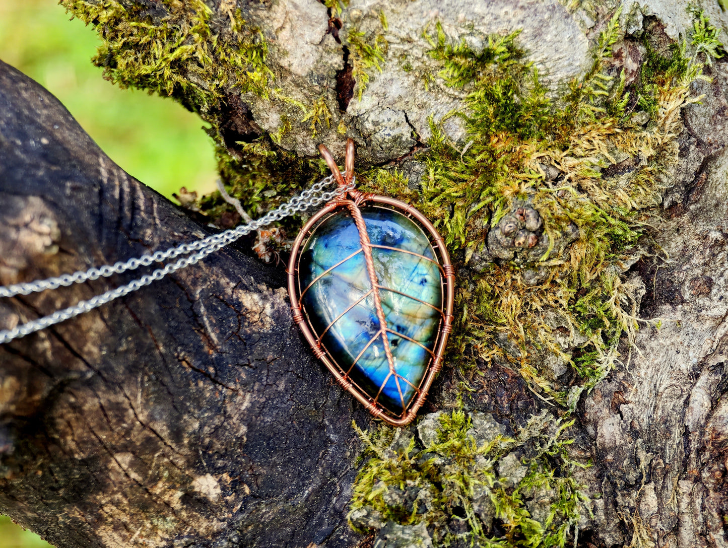 Leaf pendant with a labradorite gemstone