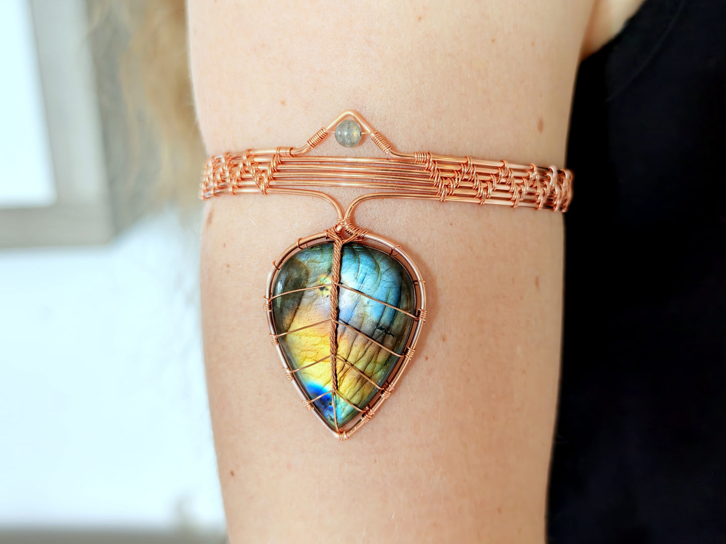 Leaf arm ring with a labradorite gemstone