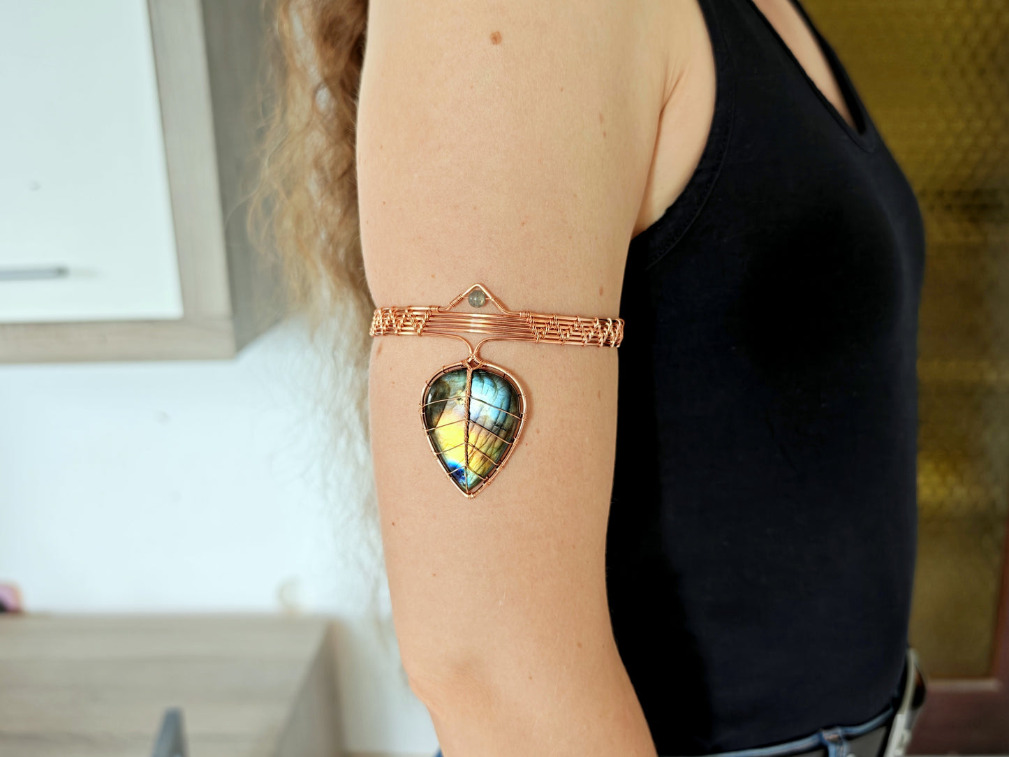 Leaf arm ring with a labradorite gemstone