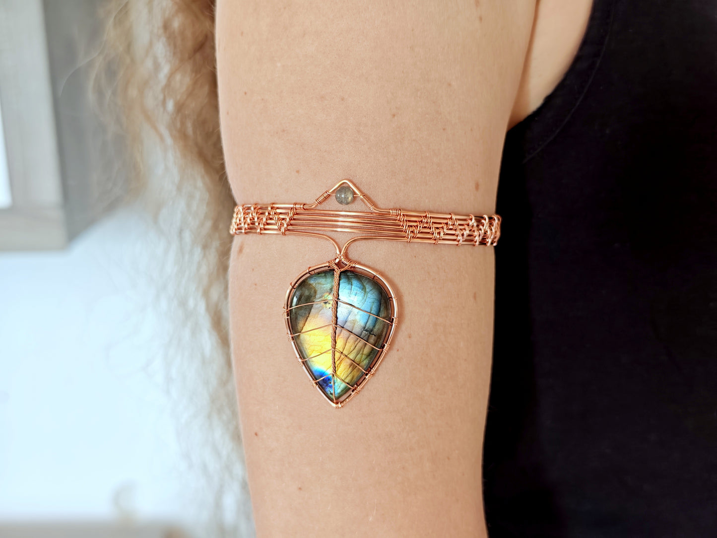 Leaf arm ring with a labradorite gemstone