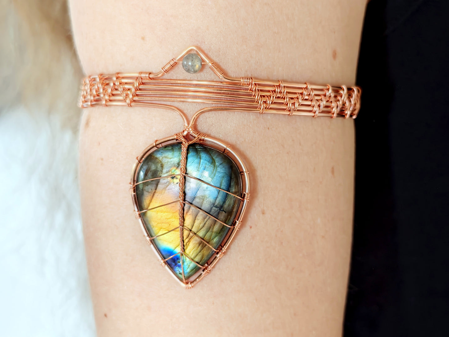 Leaf arm ring with a labradorite gemstone