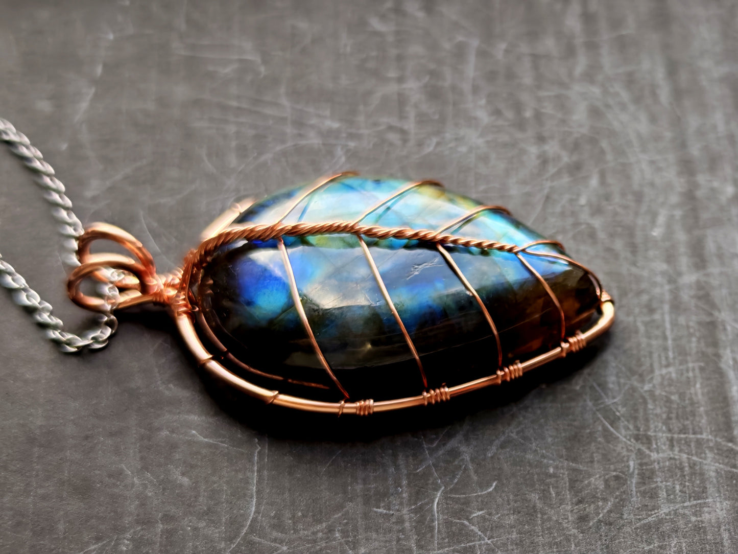 Leaf pendant with a labradorite gemstone