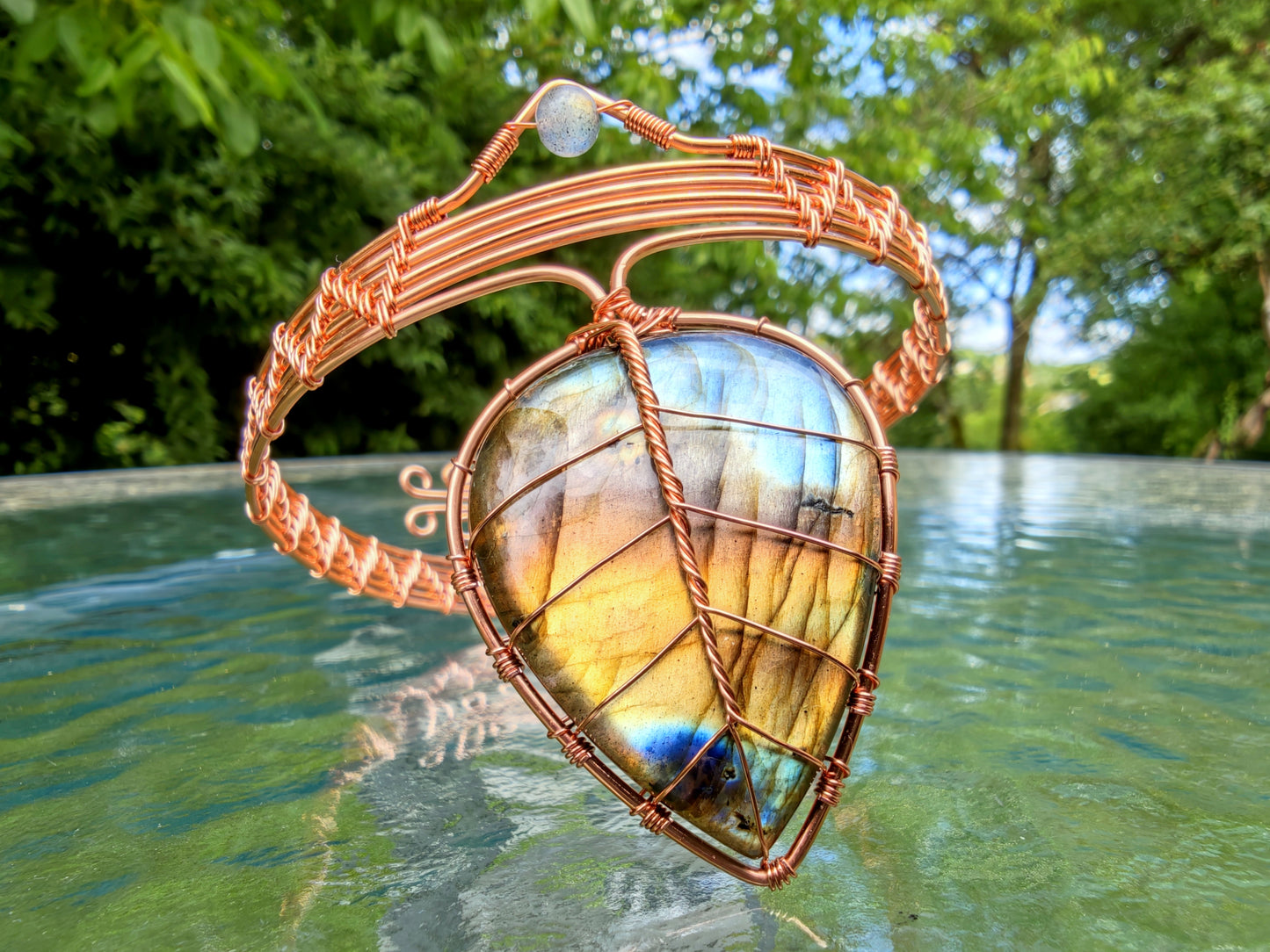 Leaf arm ring with a labradorite gemstone
