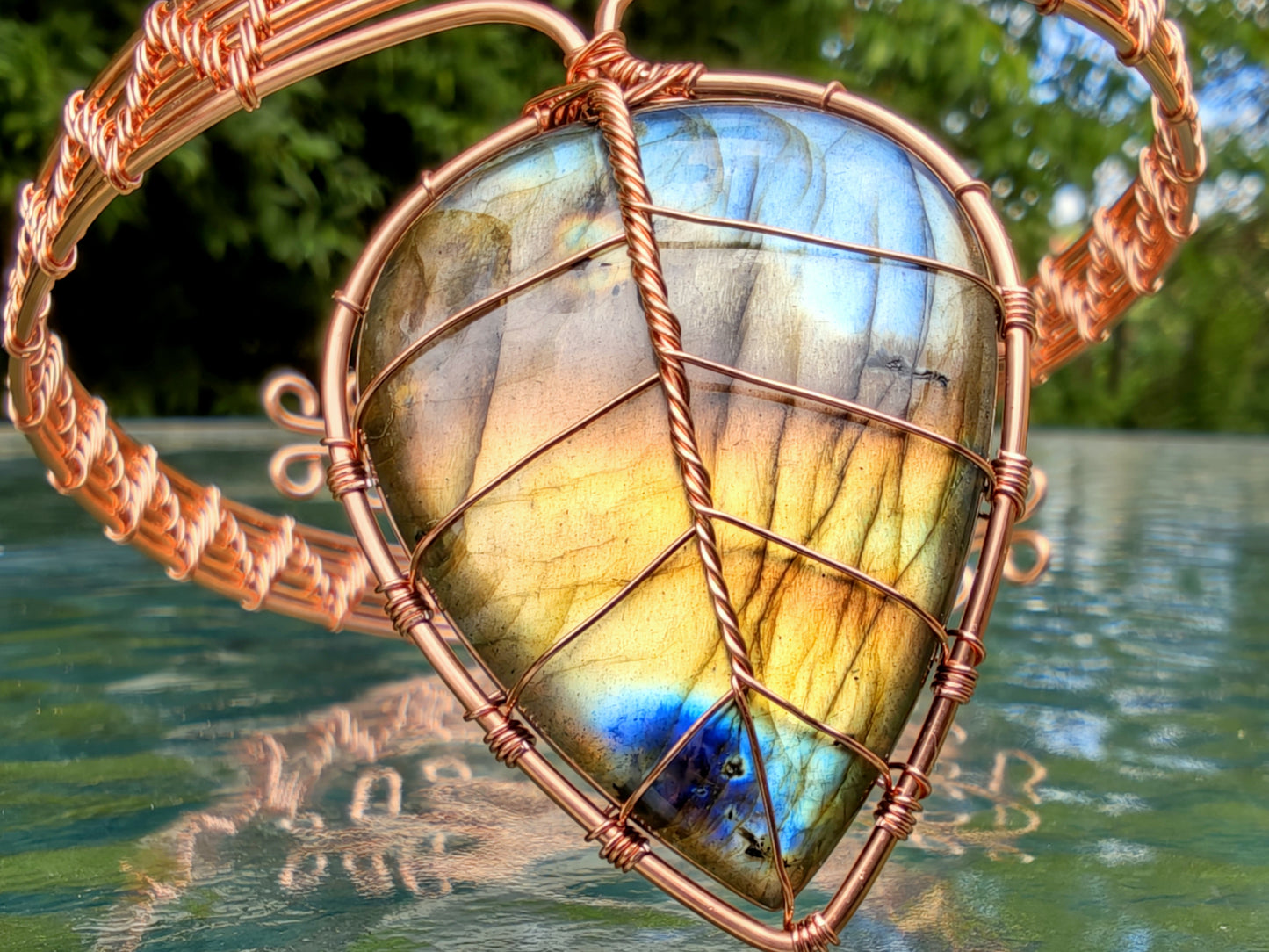 Leaf arm ring with a labradorite gemstone