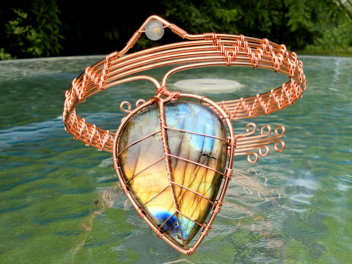 Leaf arm ring with a labradorite gemstone